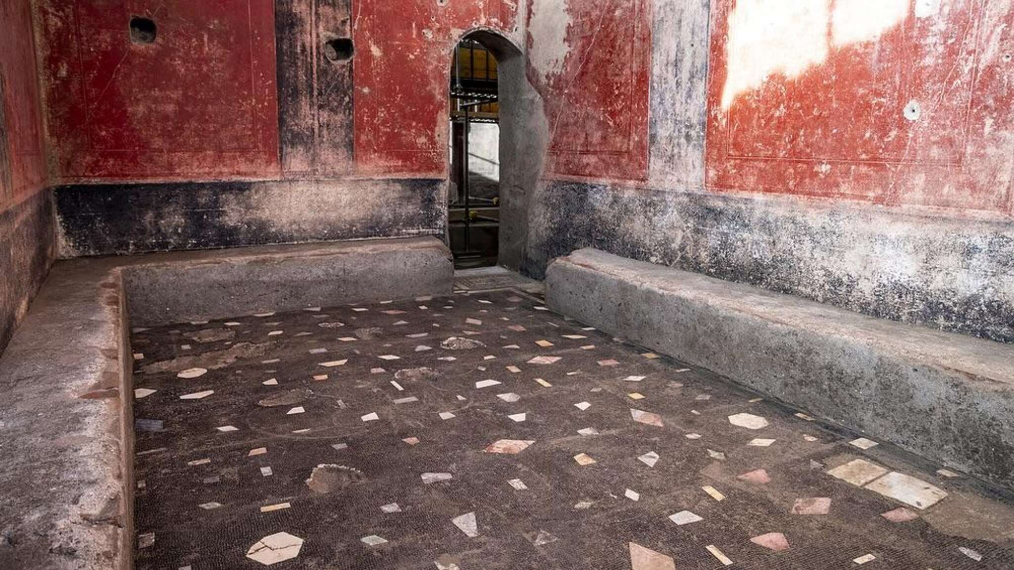 Scavi di Pompei, la scoperta nella domus privata: le terme collegate al salone nero dei banchetti