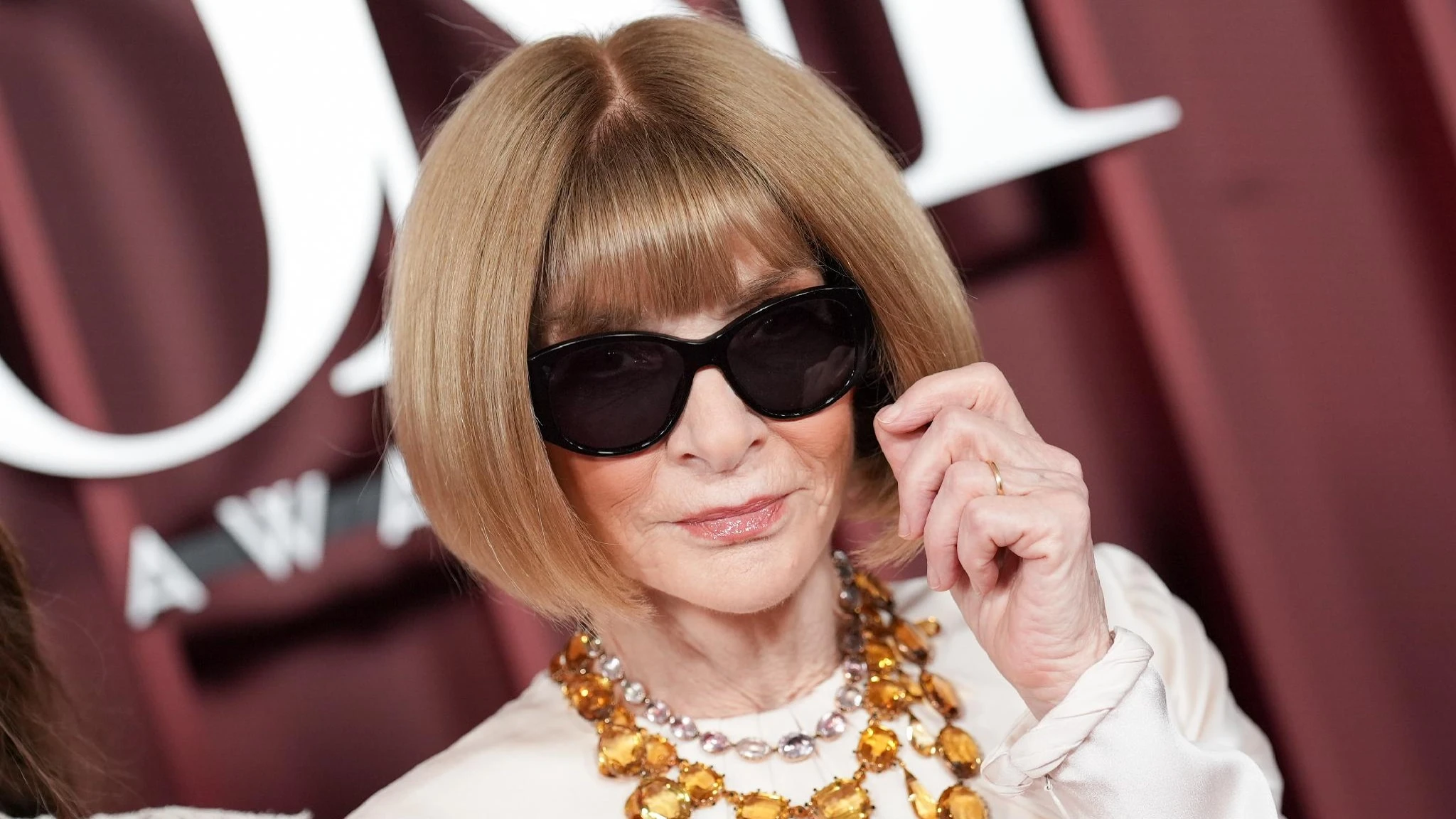 Anna Wintour, caschetto perfetto e occhiali scuri: come nasce un'icona della moda