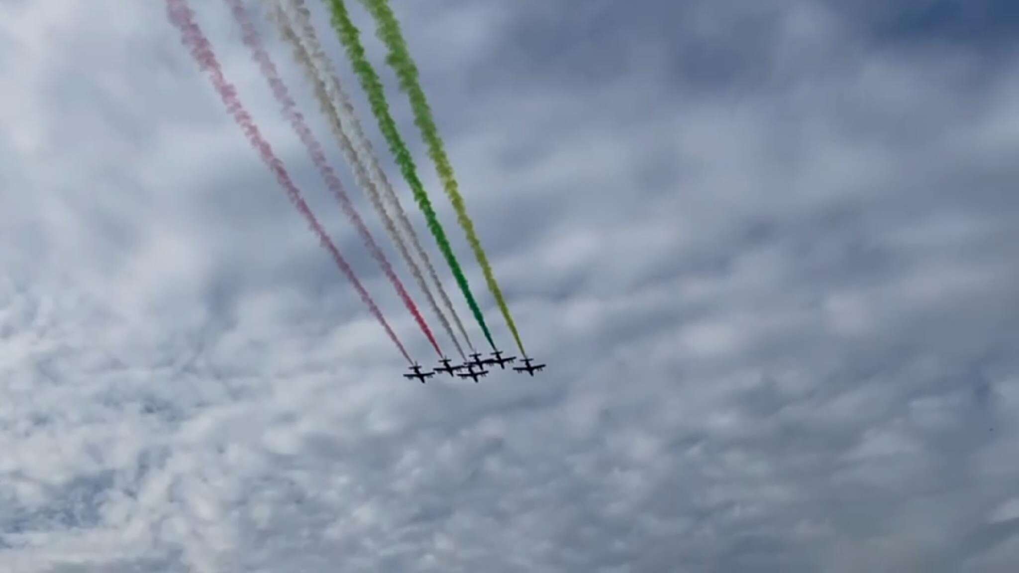 Le Frecce Tricolori salutano Nave Amerigo Vespucci a Trieste - Video