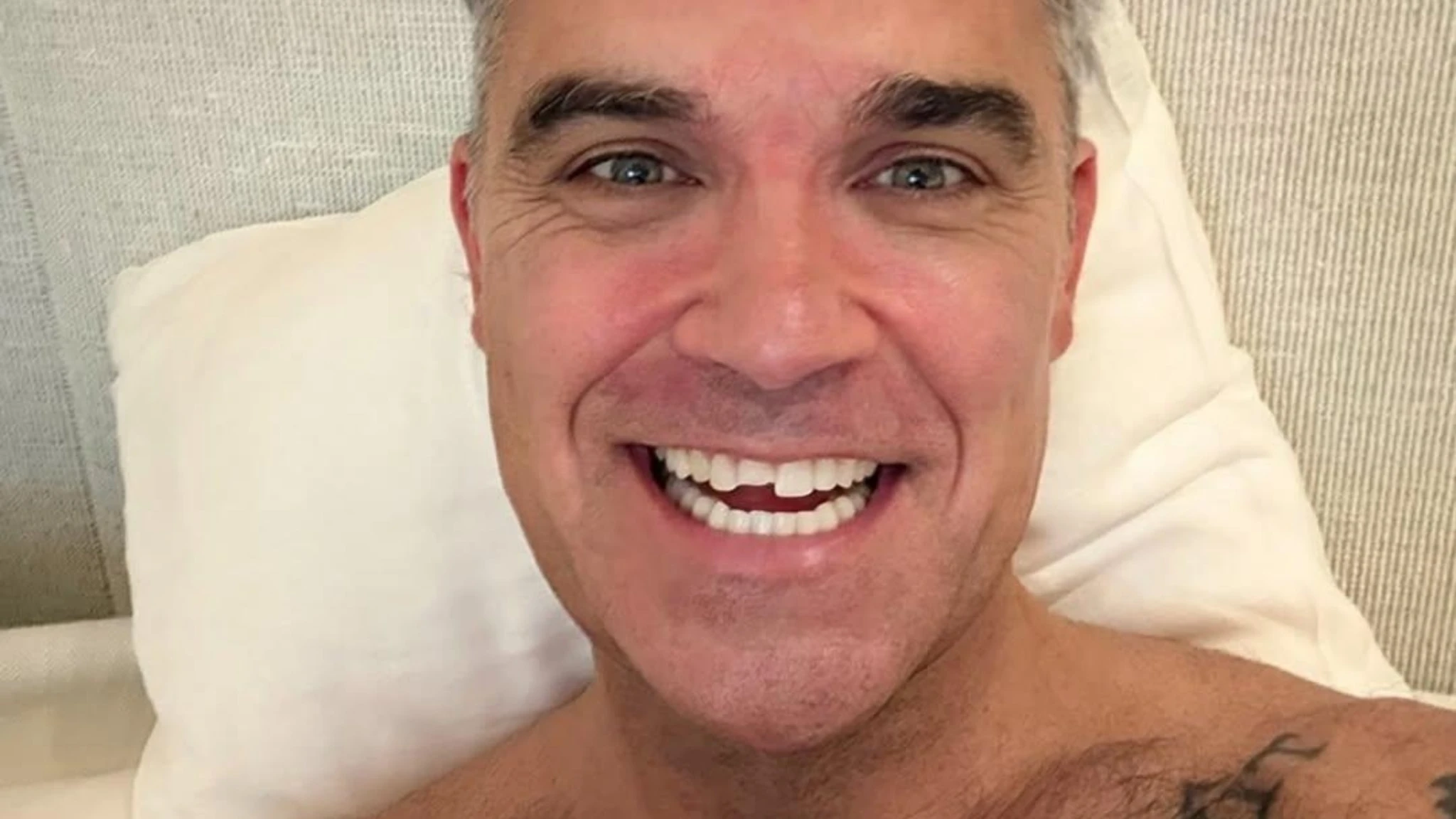 Robbie Williams si lava i denti e perde mezzo dente: 