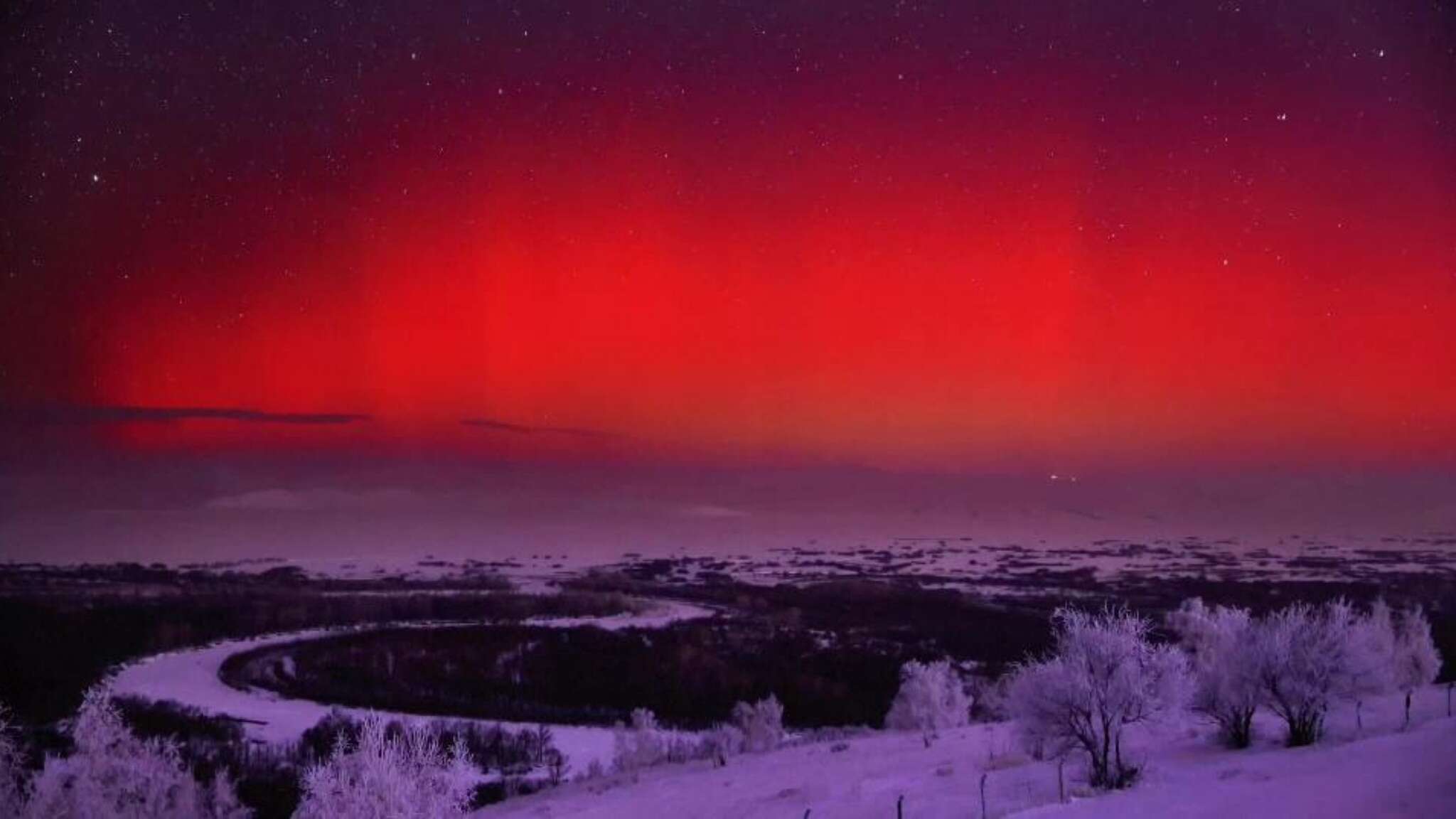 Tempesta solare a Capodanno: una straordinaria aurora boreale illumina il cielo in Cina