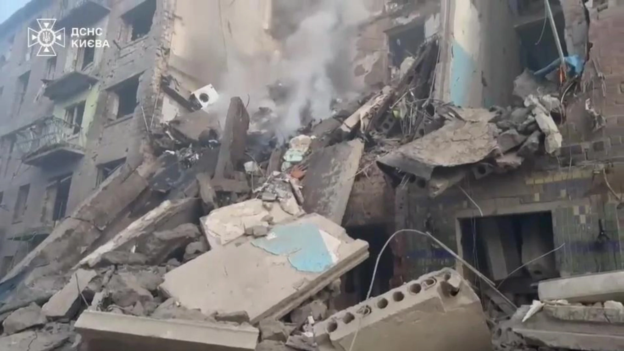 Macerie e fumo dopo l'attacco di droni russi su Kiev: 5 morti e diversi feriti