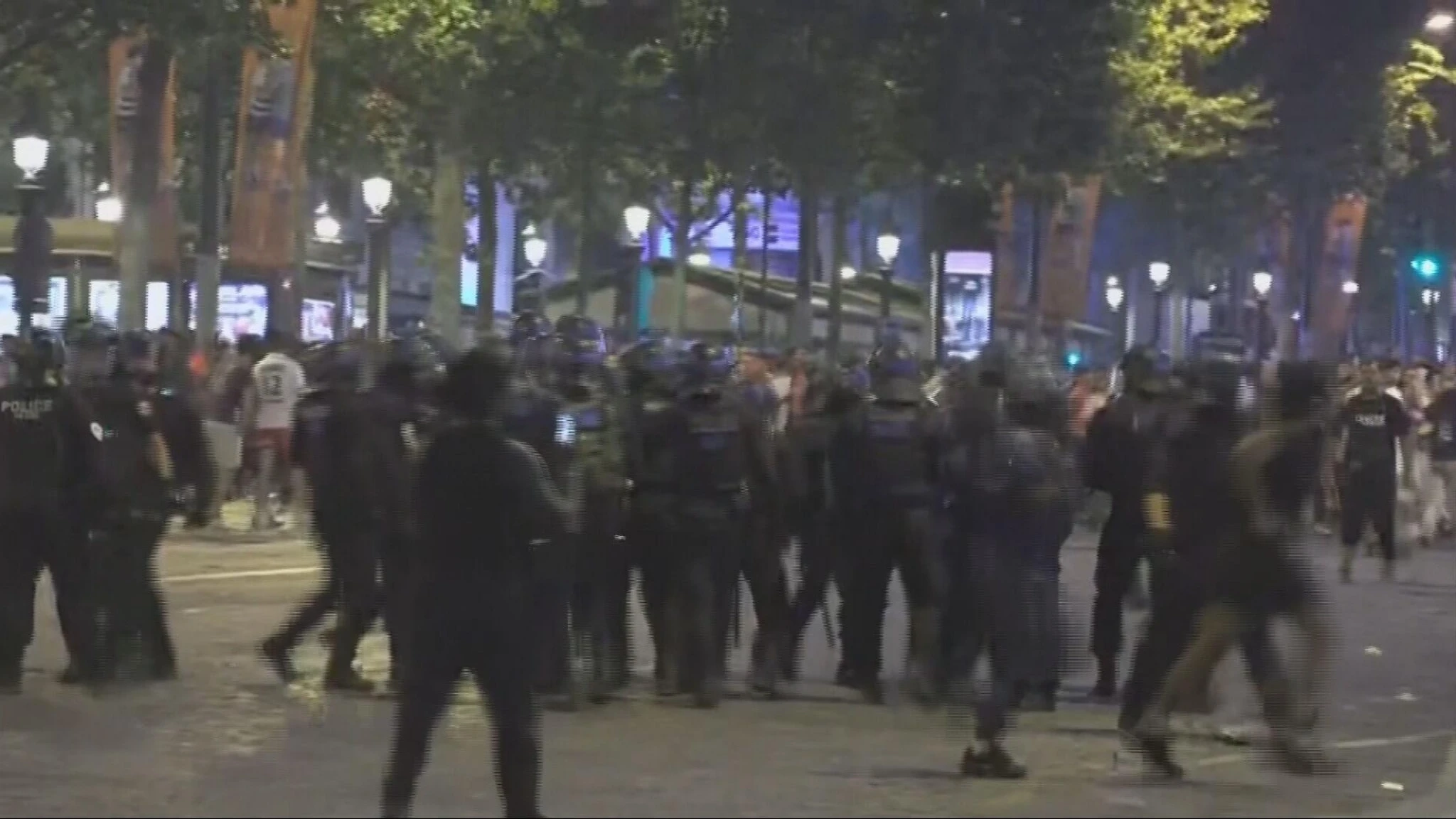 Scontri tra tifosi e polizia a Parigi dopo la vittoria di Psg in Champions: 780 i fermati