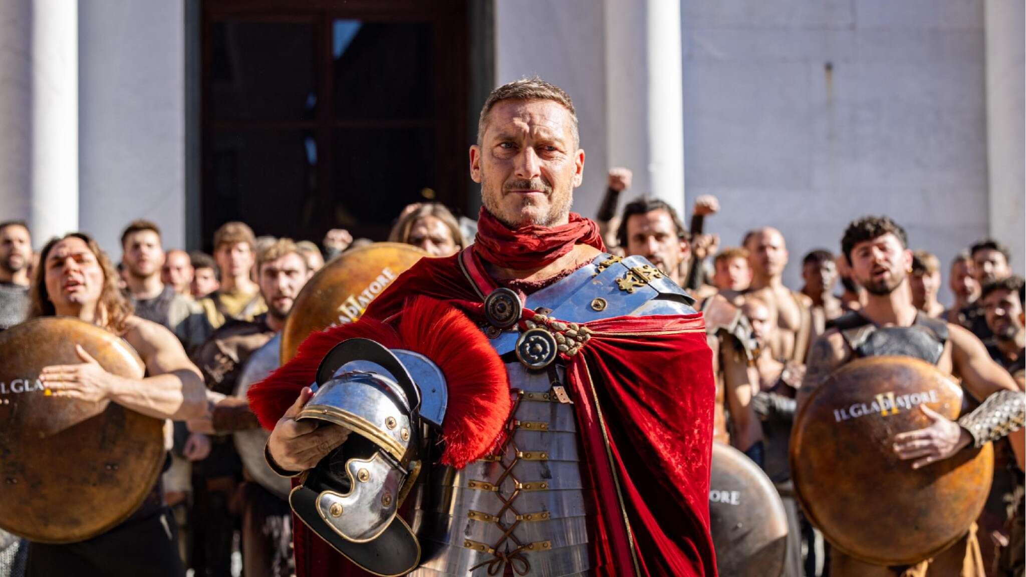 A Lucca il centro si trasforma in arena con Totti gladiatore per un giorno