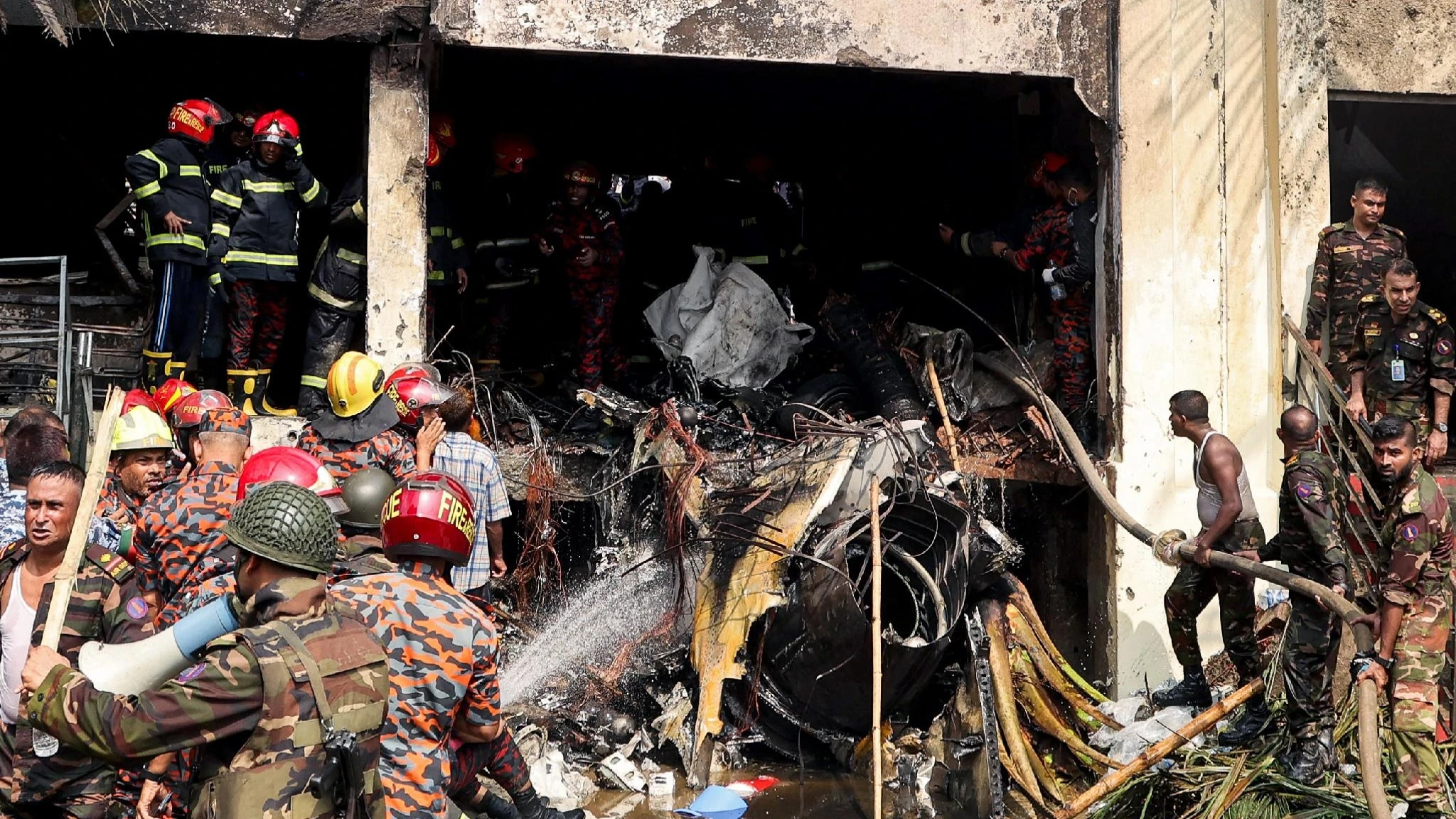 Bangladesh, un aereo militare si è schiantato contro una scuola. 19 morti e centinaia di feriti