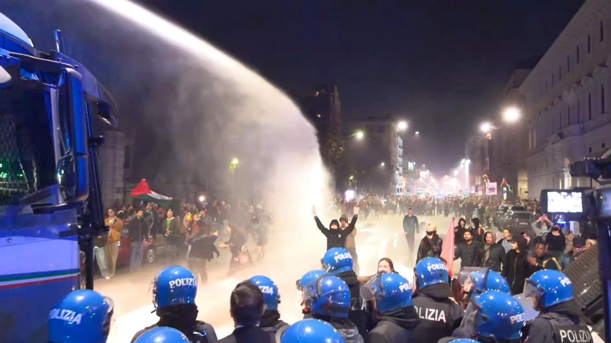 Milano, nuovi scontri al corteo pro-Pal ripartito in serata: idranti della polizia in azione