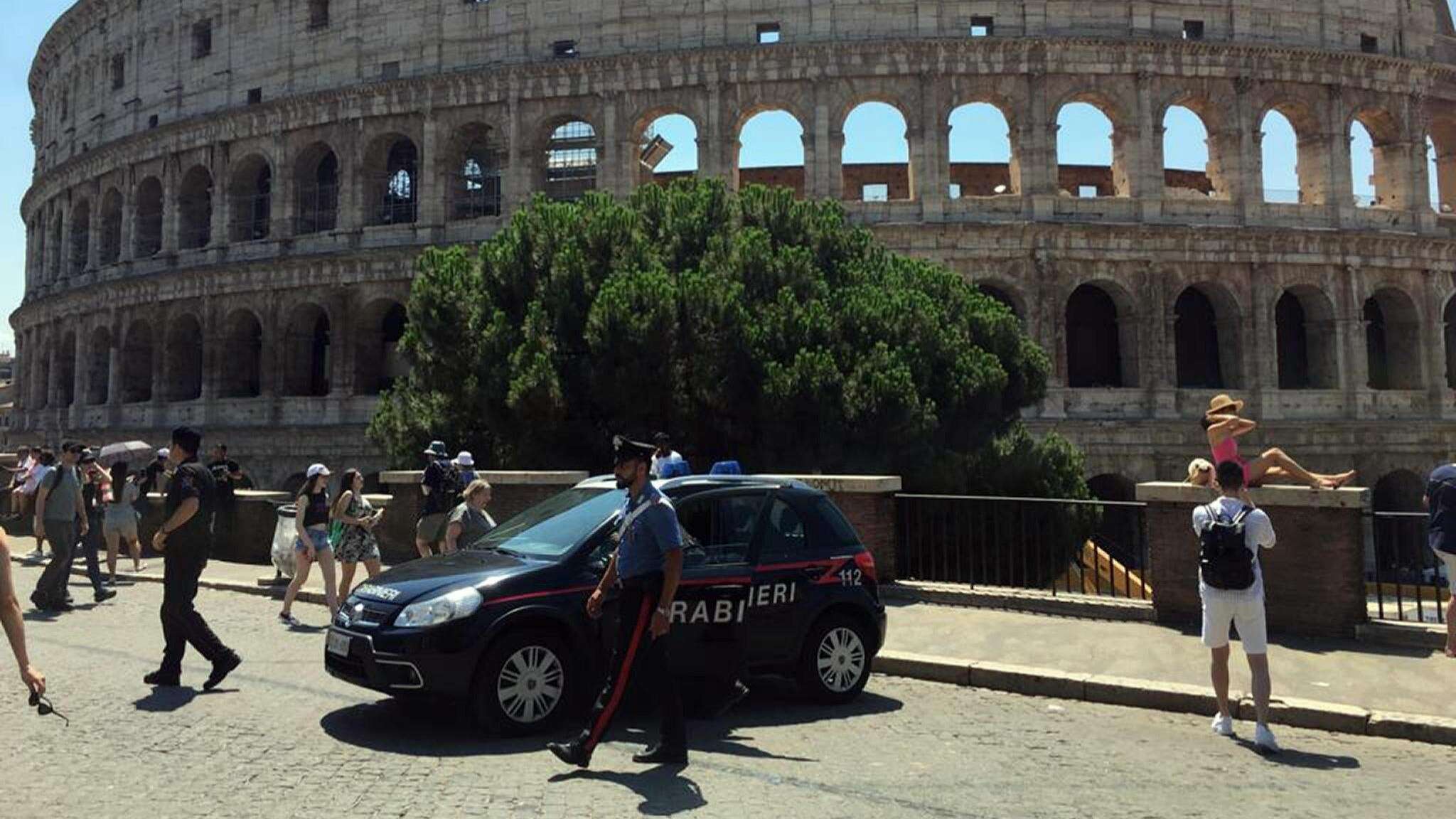 Maxi rissa in Piazza del Colosseo: un accoltellato. “Coinvolti circa trenta stranieri”