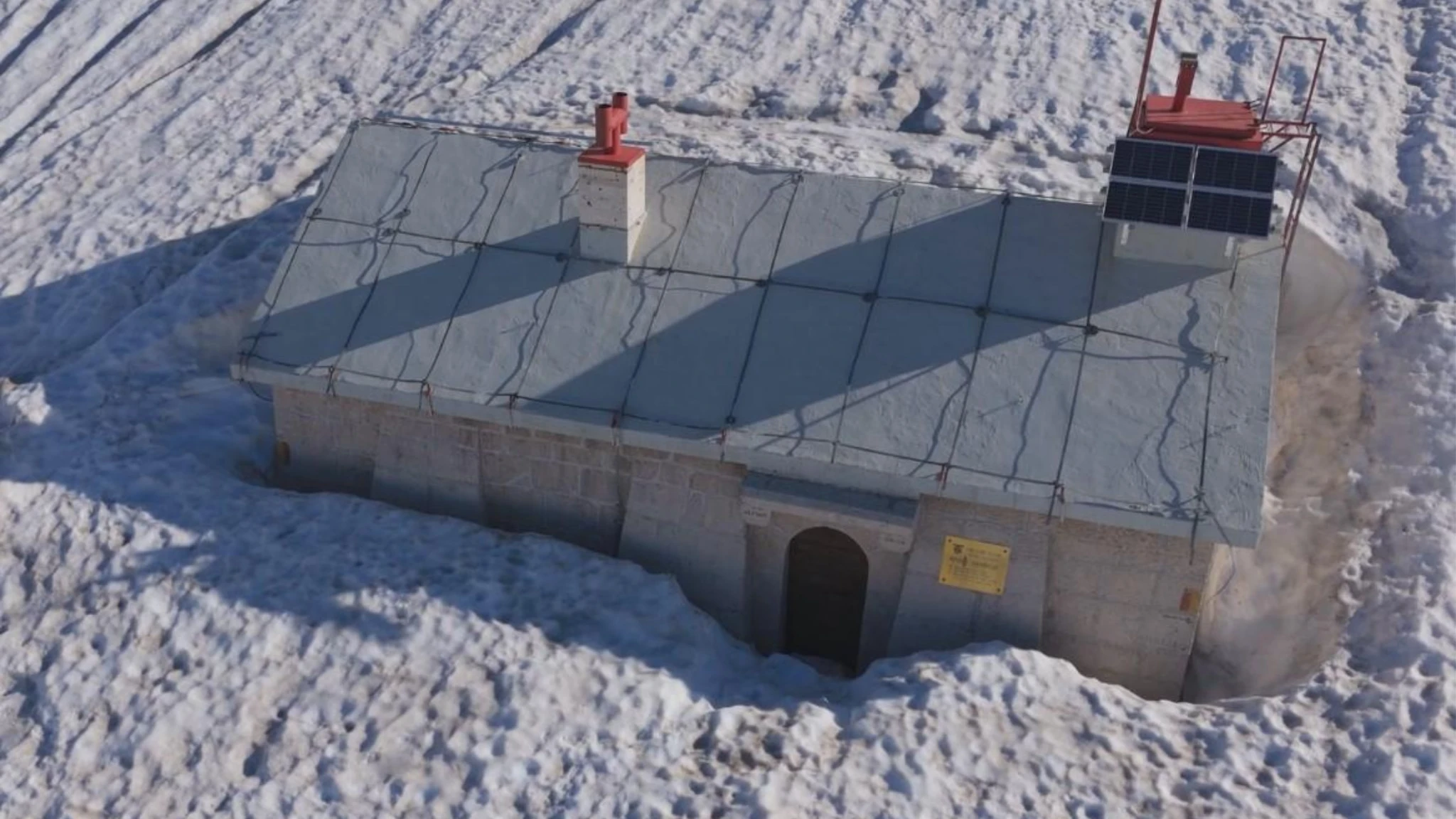 Gran Sasso, il drone sorvola il Rifugio Garibaldi: a fine maggio è ancora sepolto dalla neve