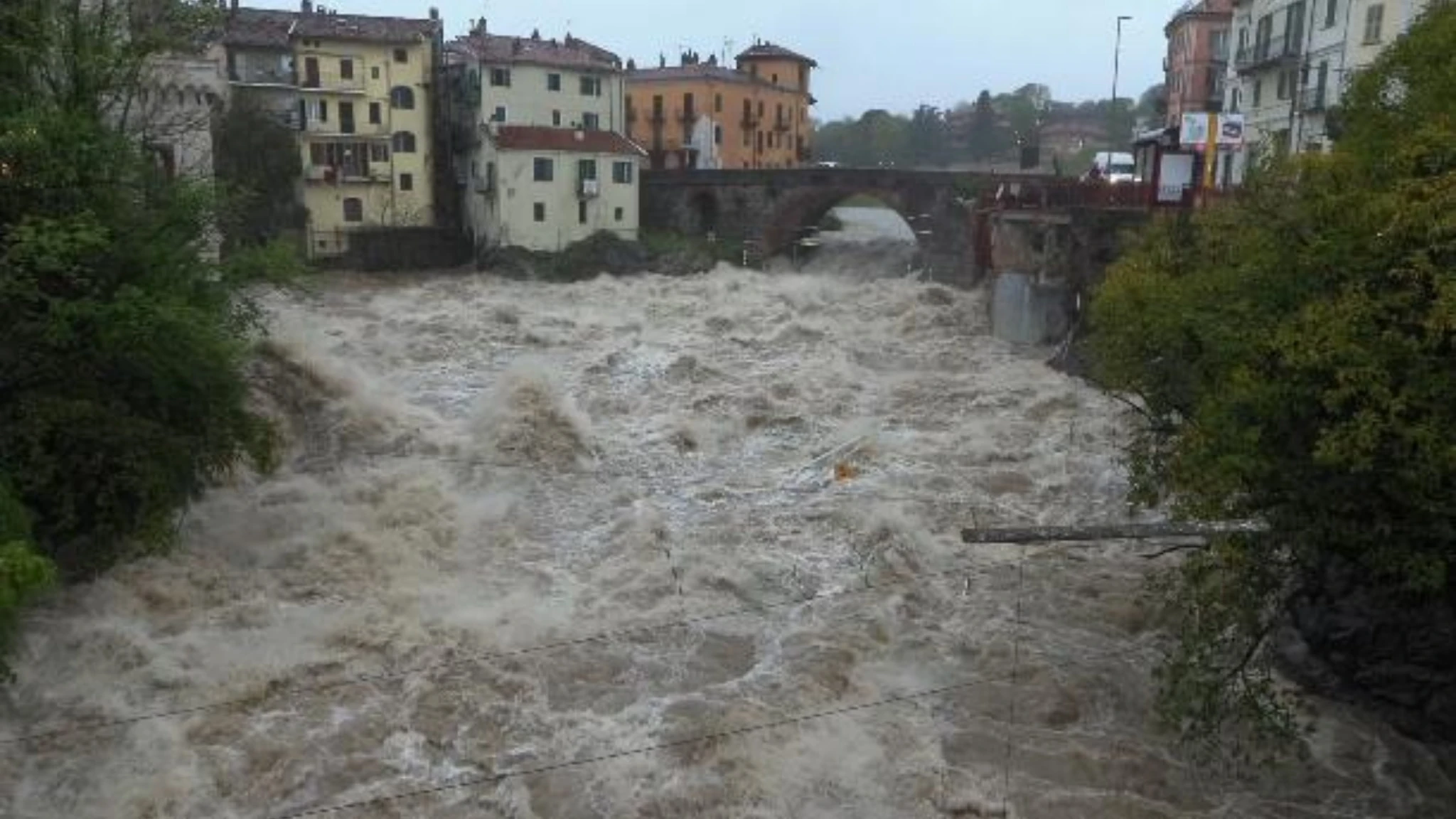 La Dora Baltea fa paura: la foga dell'acqua lambisce le case e la chiesa antica 