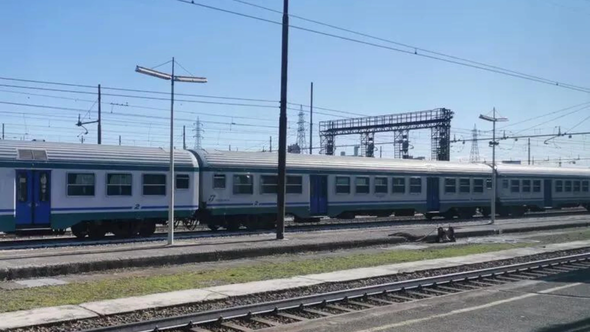 Urto tra treno merci e regionale, ripresa la circolazione dei treni tra Milano e Genova
