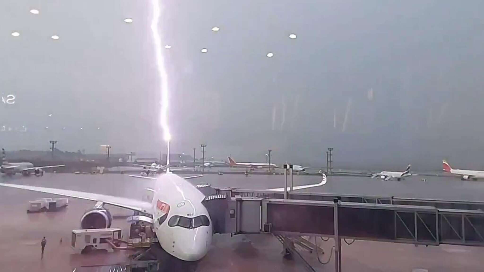 Il video del fulmine che colpisce un aereo all'aeroporto di San Paolo