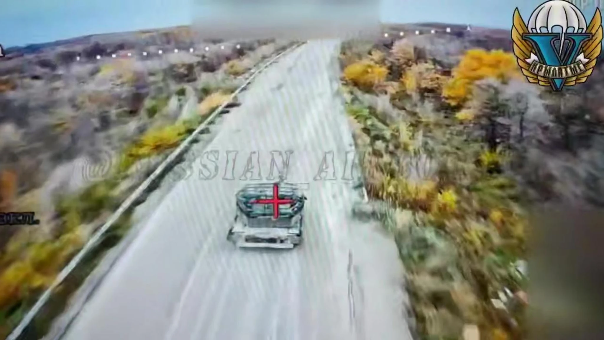 Soggettiva di un drone si abbatte come un falco sul carro armato ucraino nella regione di Sumy