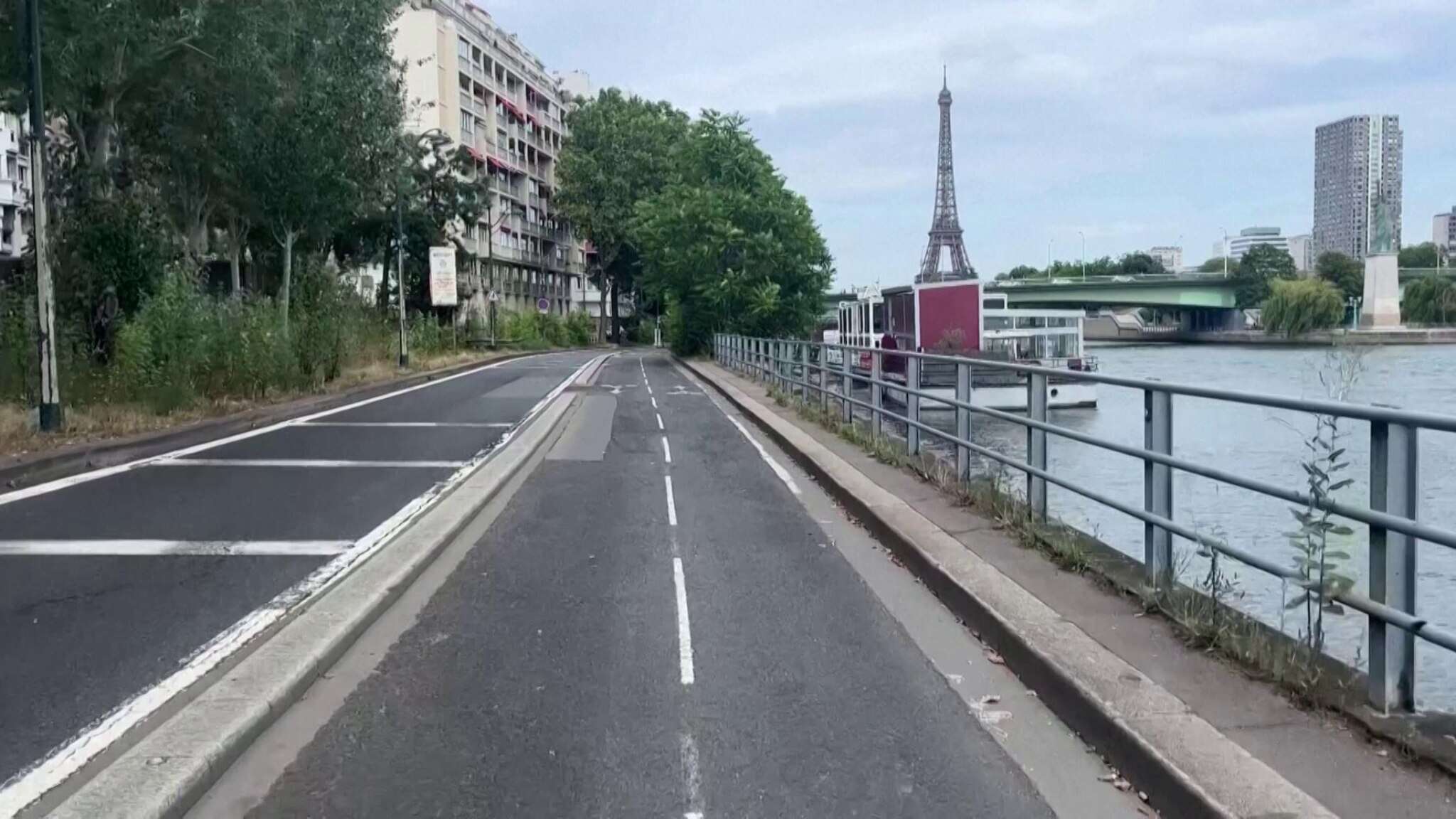 Parigi 2024, in bicicletta lungo la Senna: le strade deserte alla vigilia dei Giochi