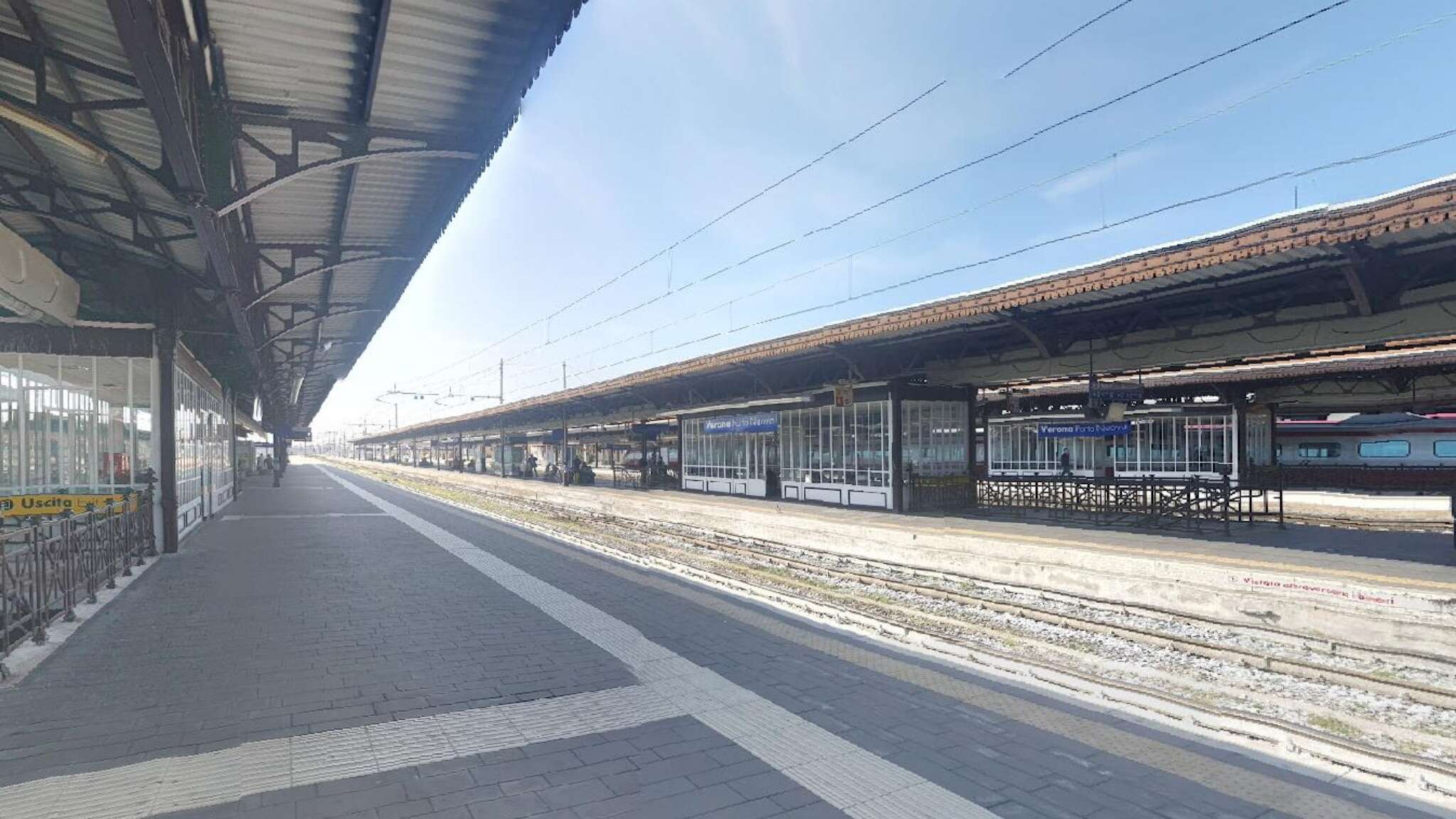 Aggredisce gli agenti con un coltello alla stazione di Verona, ucciso da un poliziotto