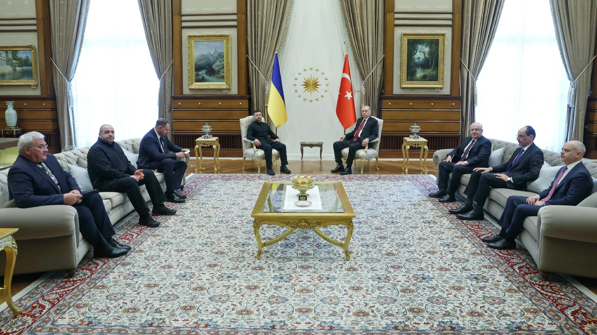 Iniziato a Istanbul trilaterale tra Kiev, Usa e Turchia. Starmer: Putin deve pagare per rifiuto pace