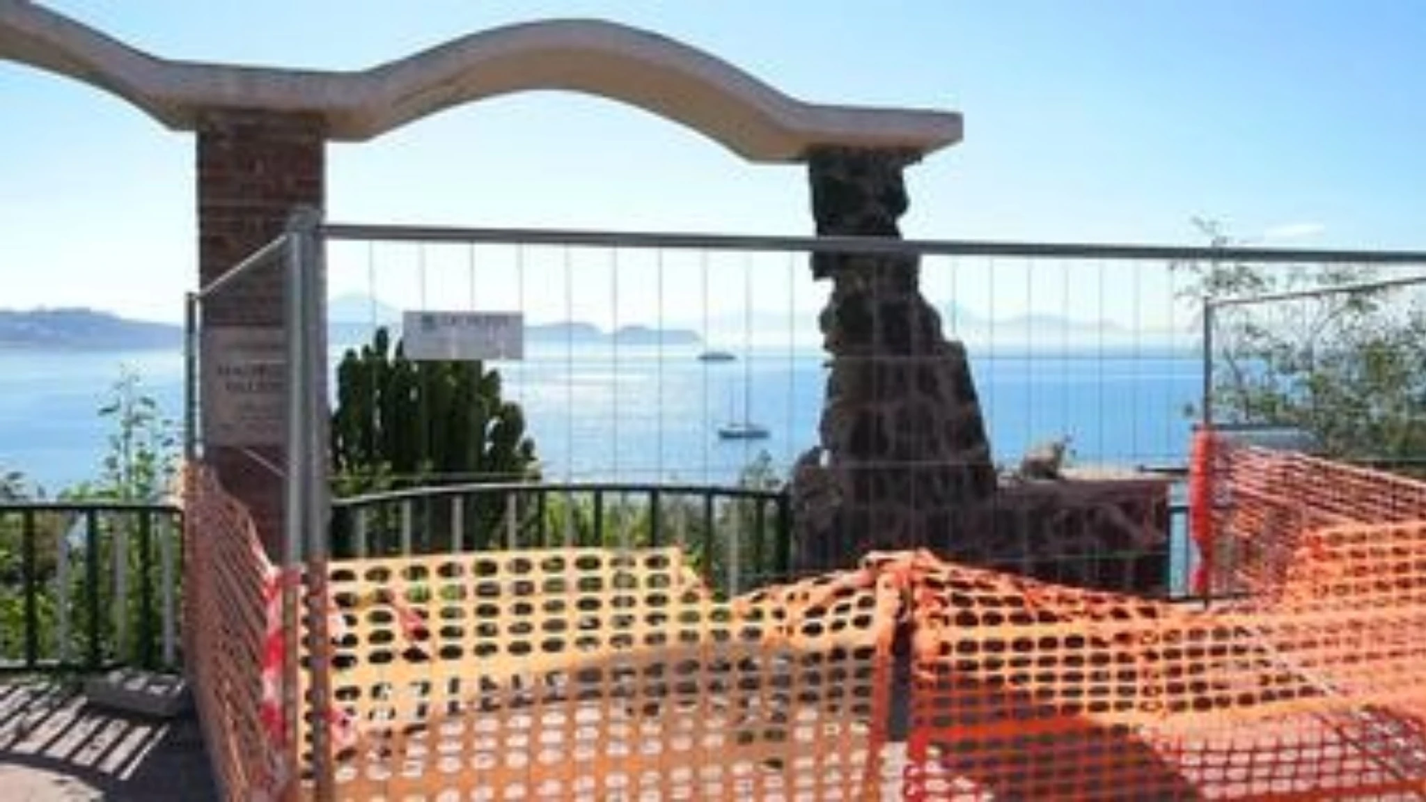 Terremoto ai Campi Flegrei, l'Arco del Belvedere di Bacoli danneggiato