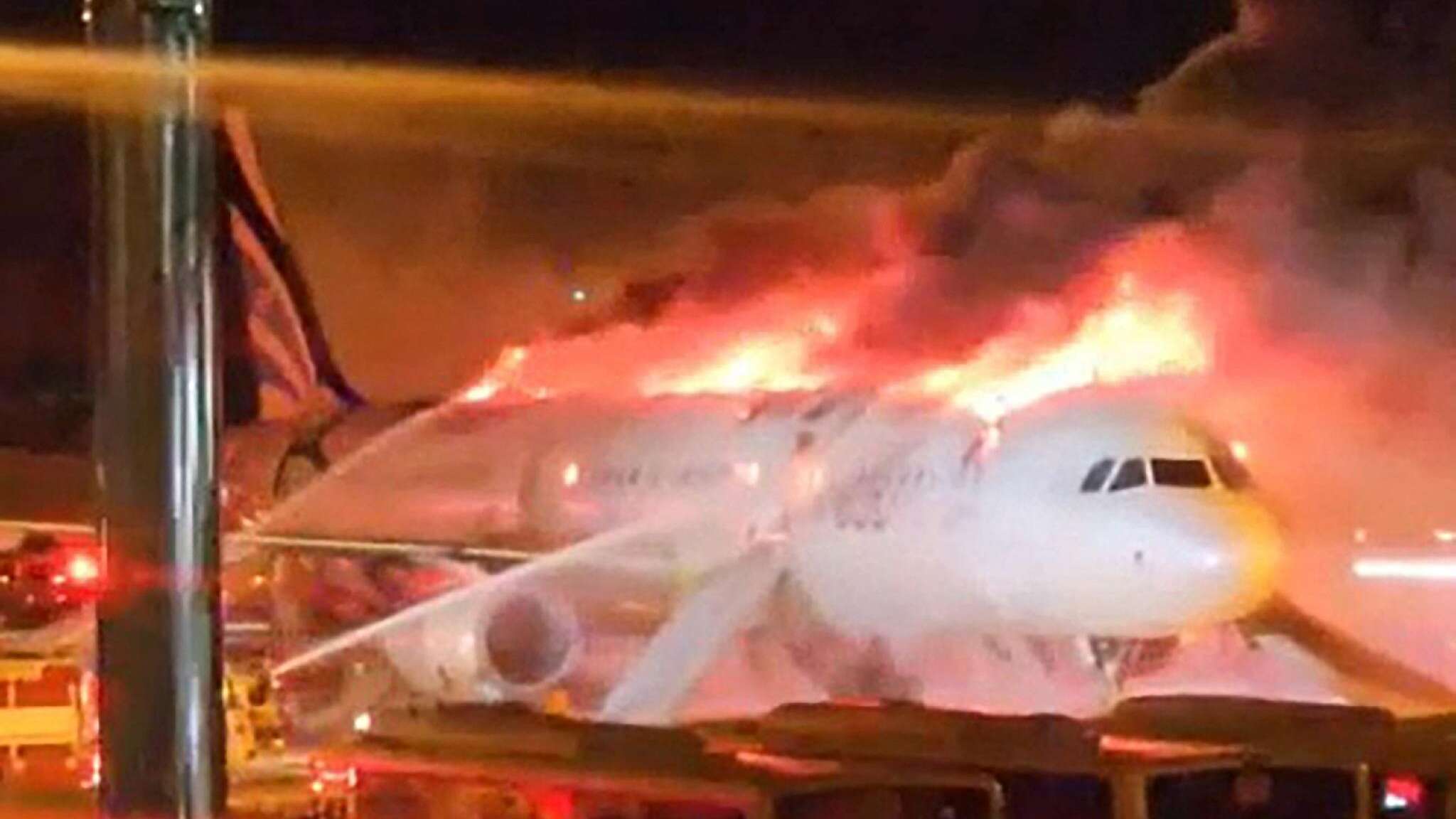 Corea del Sud. Aereo prende fuoco sulla pista dell’aeroporto di Busan, le prime immagini