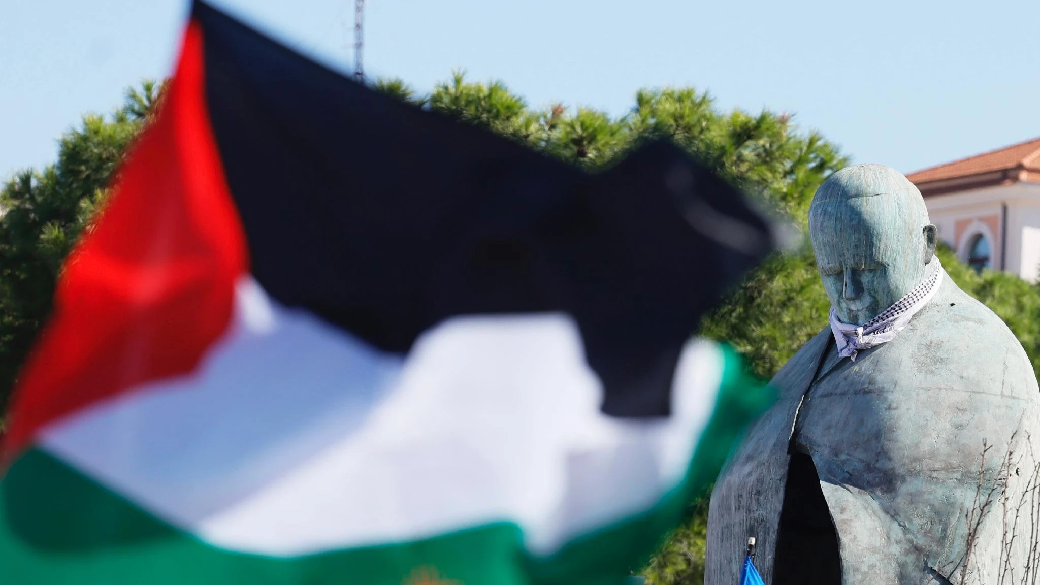 La statua di papa Giovanni Paolo II imbrattata durante la manifestazione pro-Palestina 