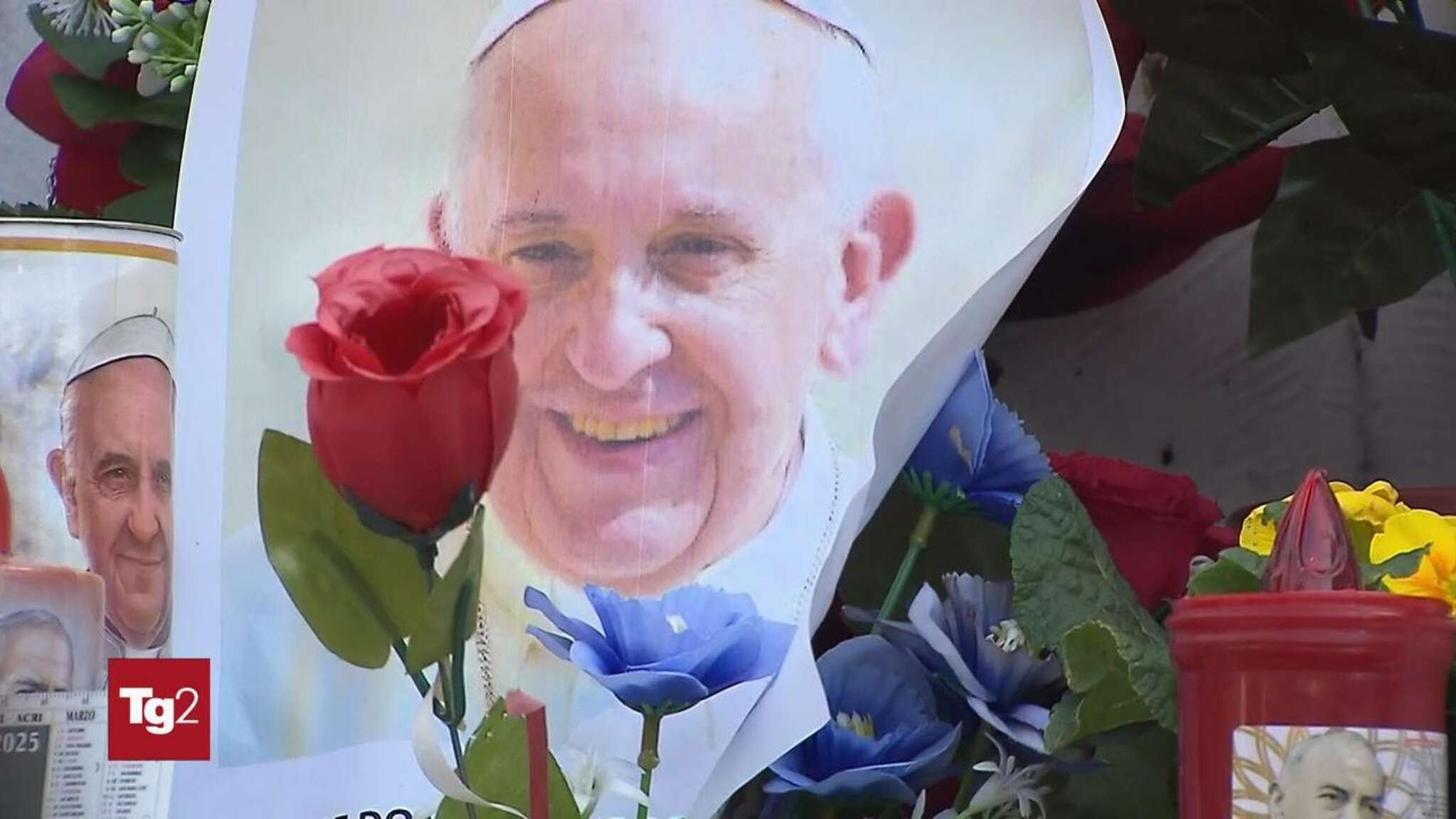 Domenica senza Angelus al Gemelli, guardando alle finestre al decimo piano dove il Papa è ricoverato