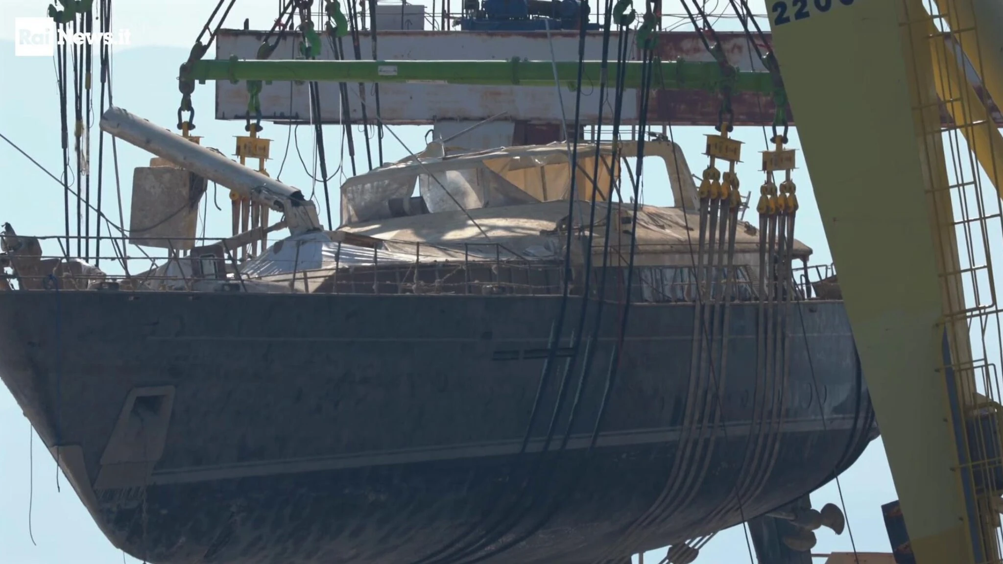 Il relitto del Bayesian visto da vicino: il superyacht portato all'asciutto