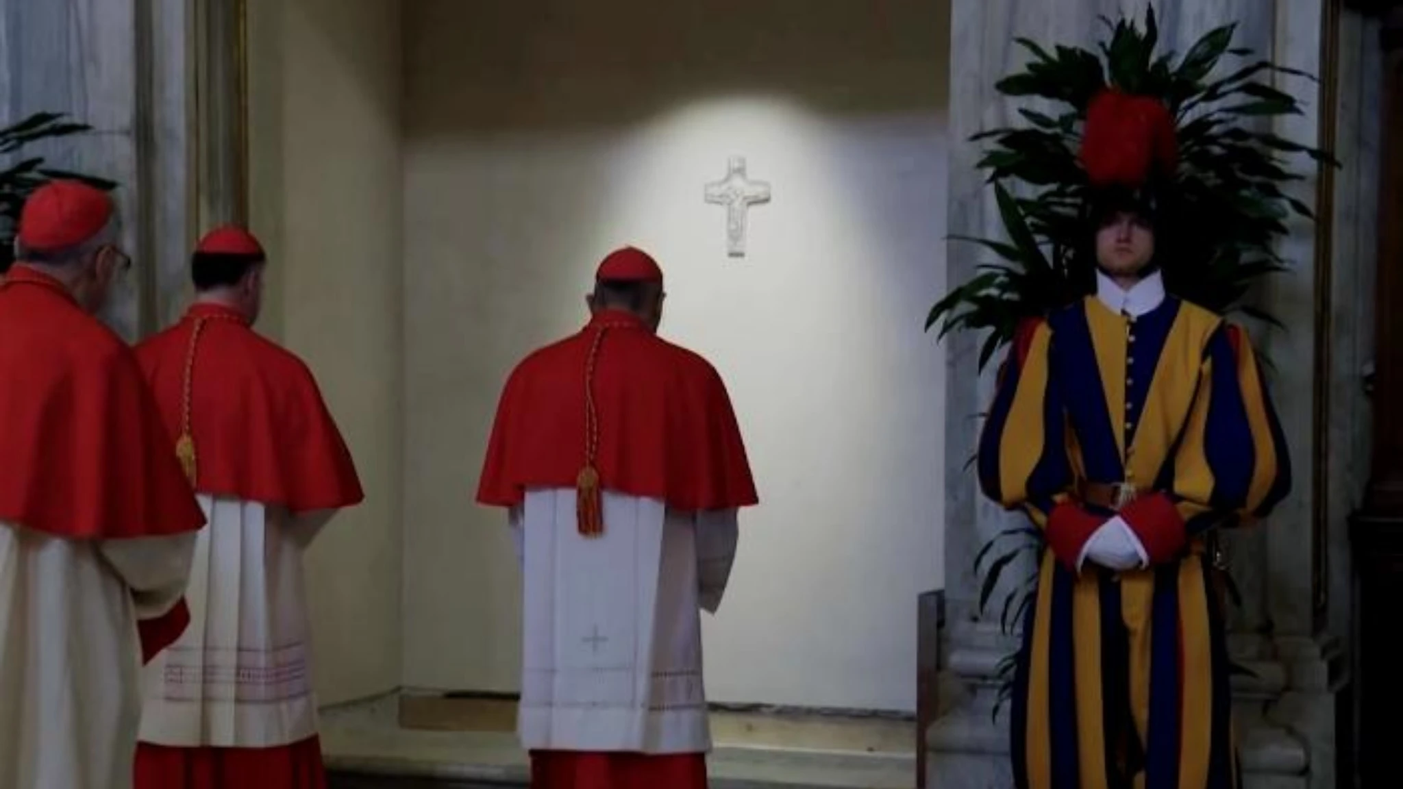 Papa Francesco sepolto a Santa Maria Maggiore, il rito della tumulazione e l'omaggio dei cardinali