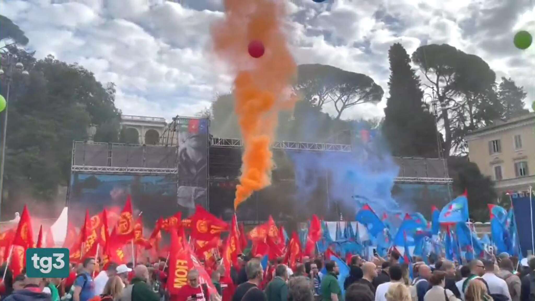 Metalmeccanici di Cgil, Cisl e Uil insieme in piazza, a guidare la protesta i lavoratori Stellantis