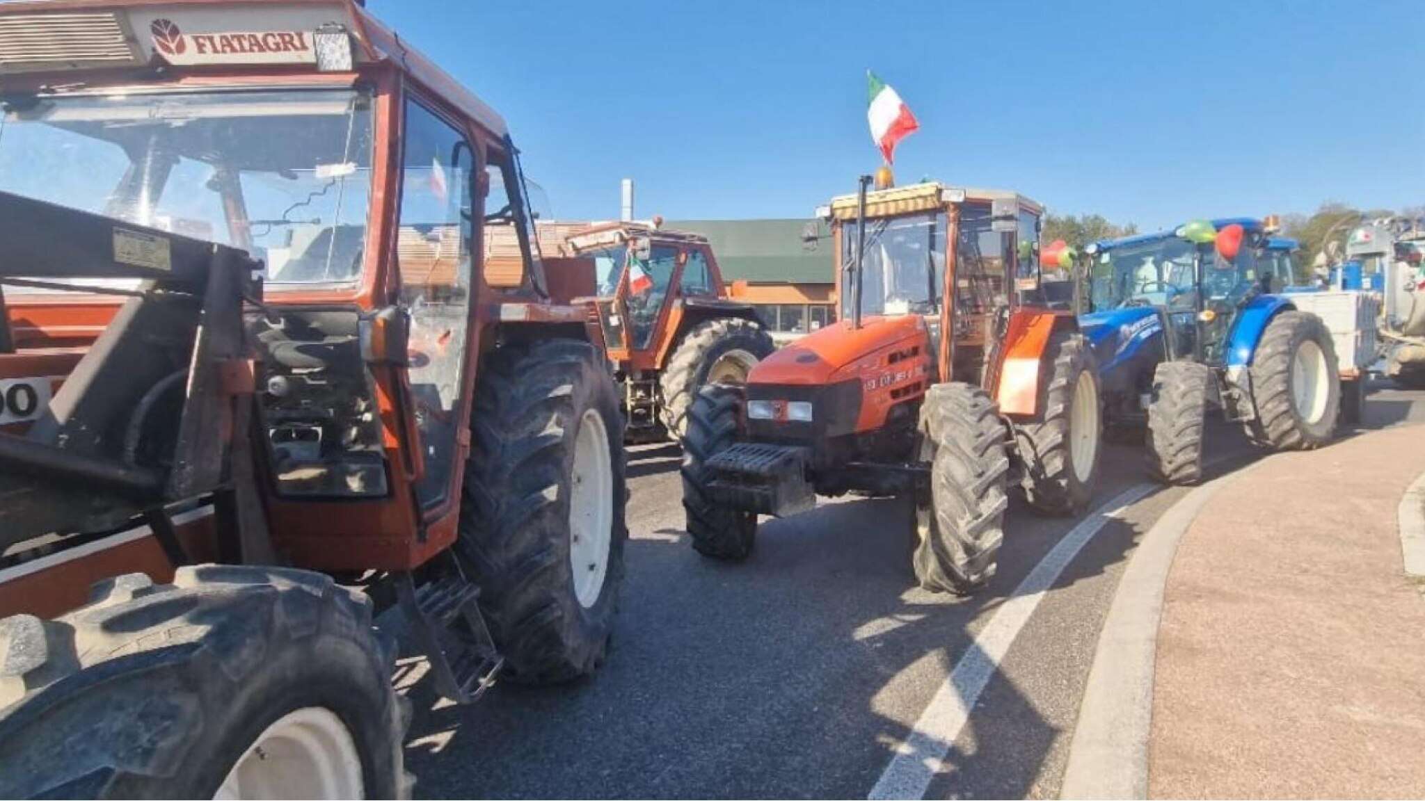 Agricoltori, continua la protesta in Francia e in Italia: a Orte 60 trattori bloccano autostrada