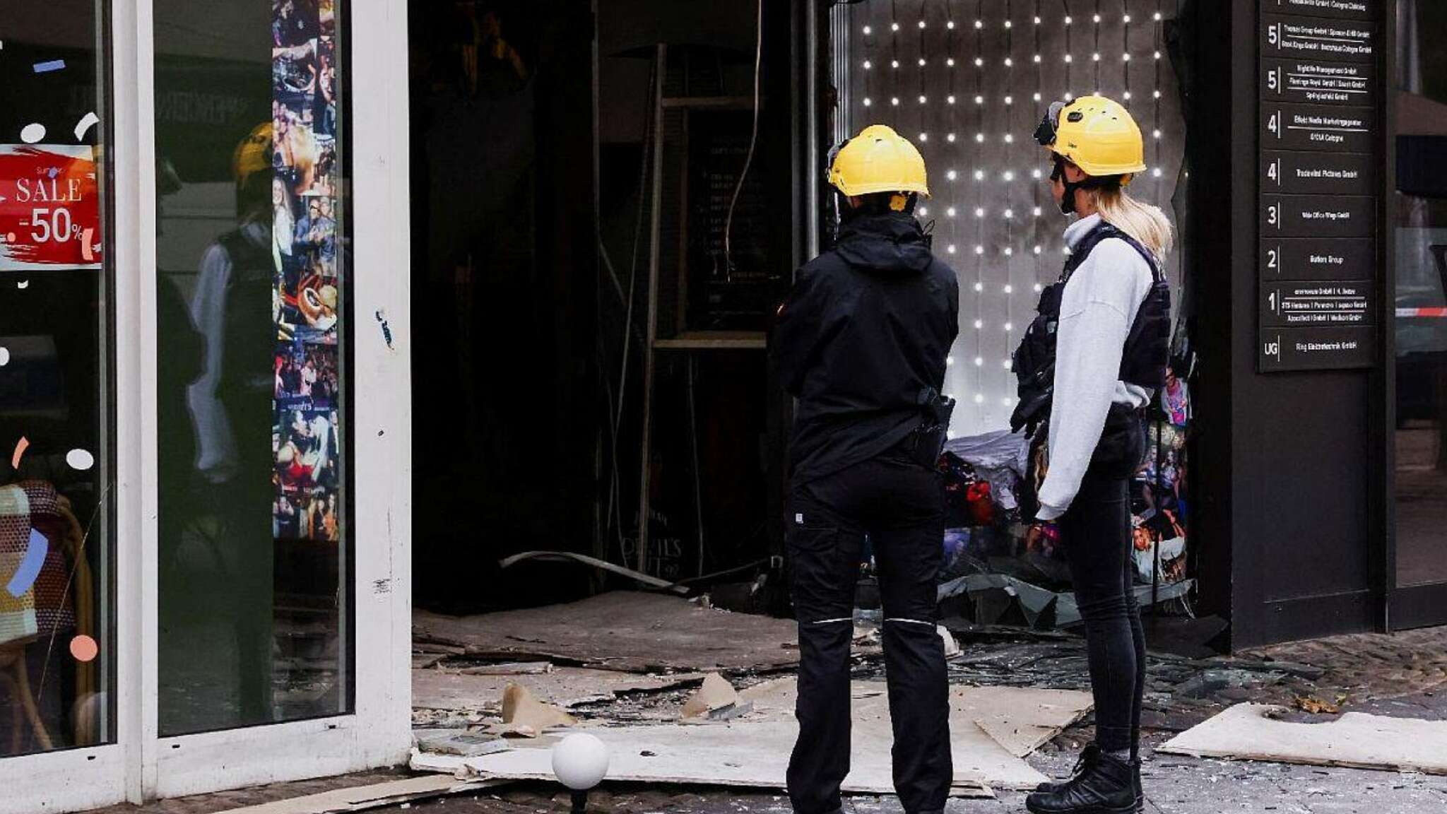 Poliziotti tedeschi davanti alle macerie dopo l'esplosione di un ordigno a Colonia: le immagini