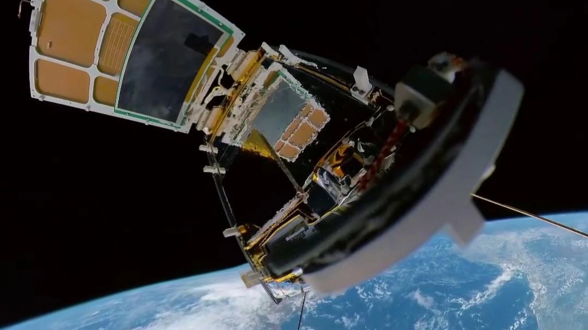 La Terra ripresa dallo spazio con le action cam a 360 gradi in orbita grazie a una compagnia cinese 