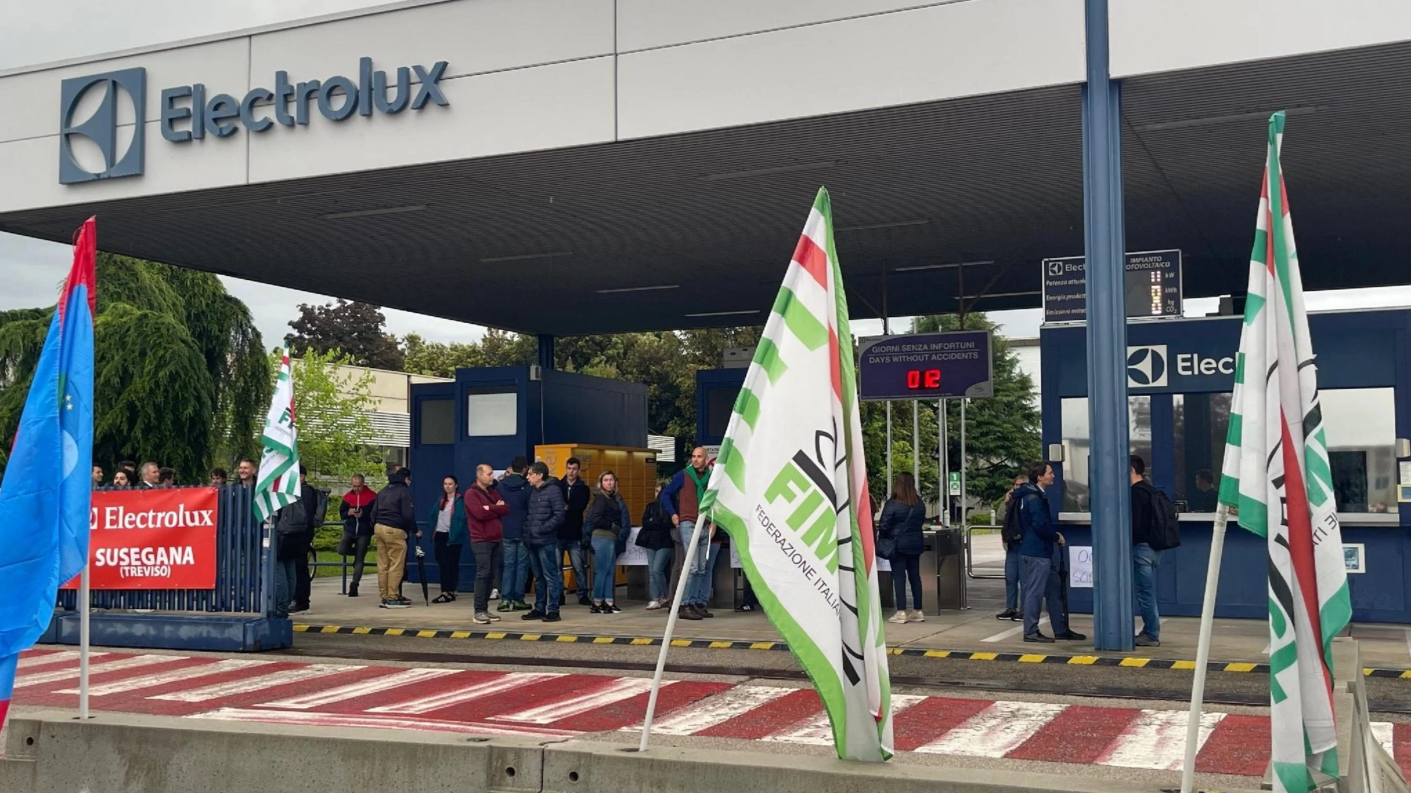 Electrolux riduce produzione di elettrodomestici e dimezza impiegati. Urso: 