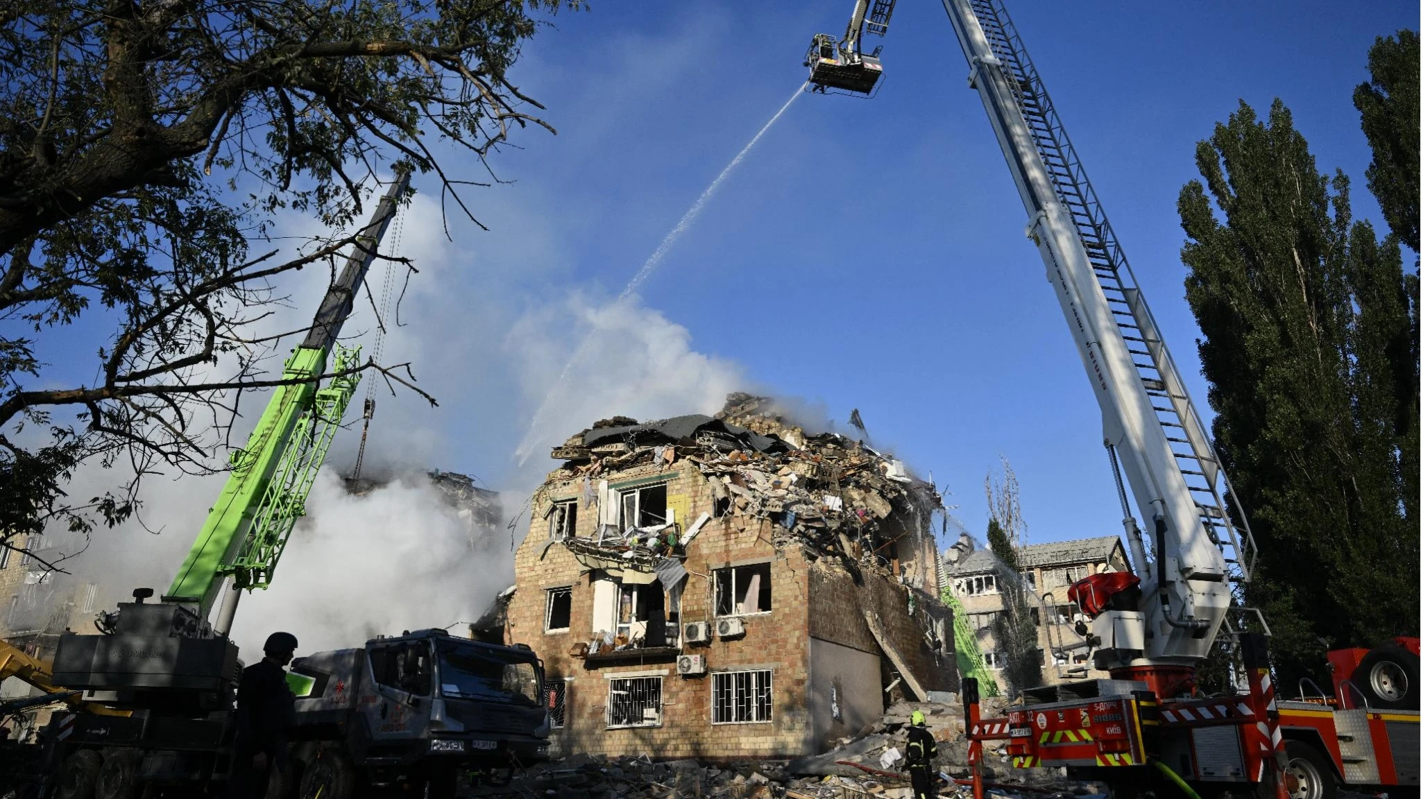 Missili russi nella notte su Kiev, almeno un morto. Giallo sull'aereo di von der Leyen, gps in tilt
