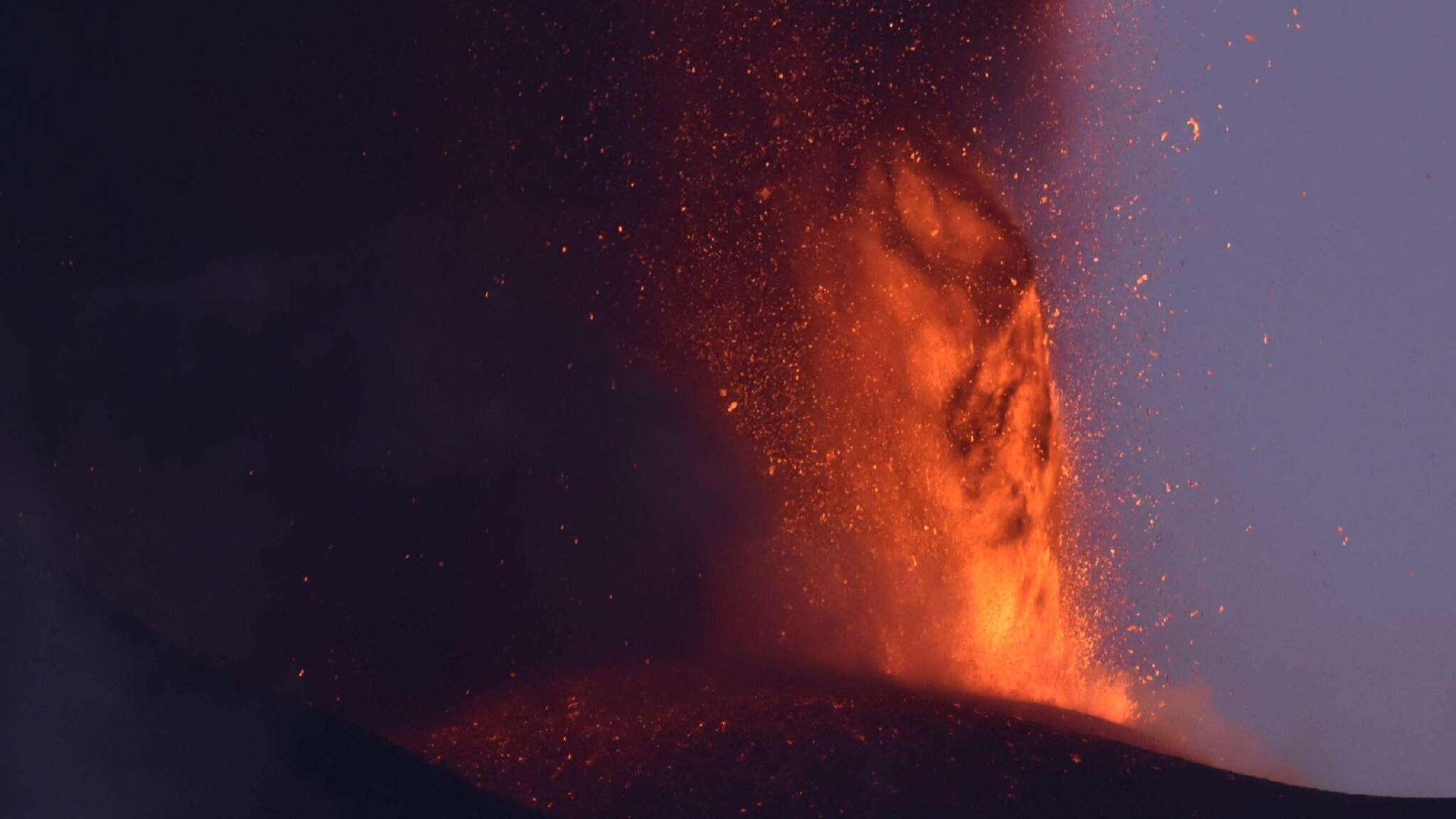 L' Etna si placa dopo una nottata di fontane di lava incandescenti. Ancora allerta a Stromboli