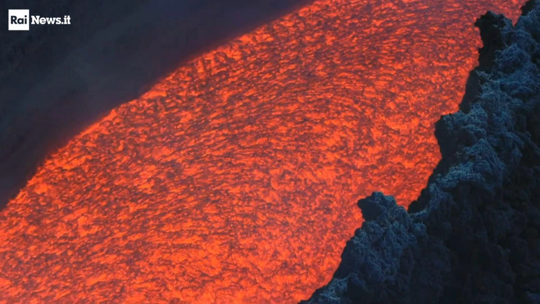 Etna, un fiume di lava: le immagini accanto alla colata