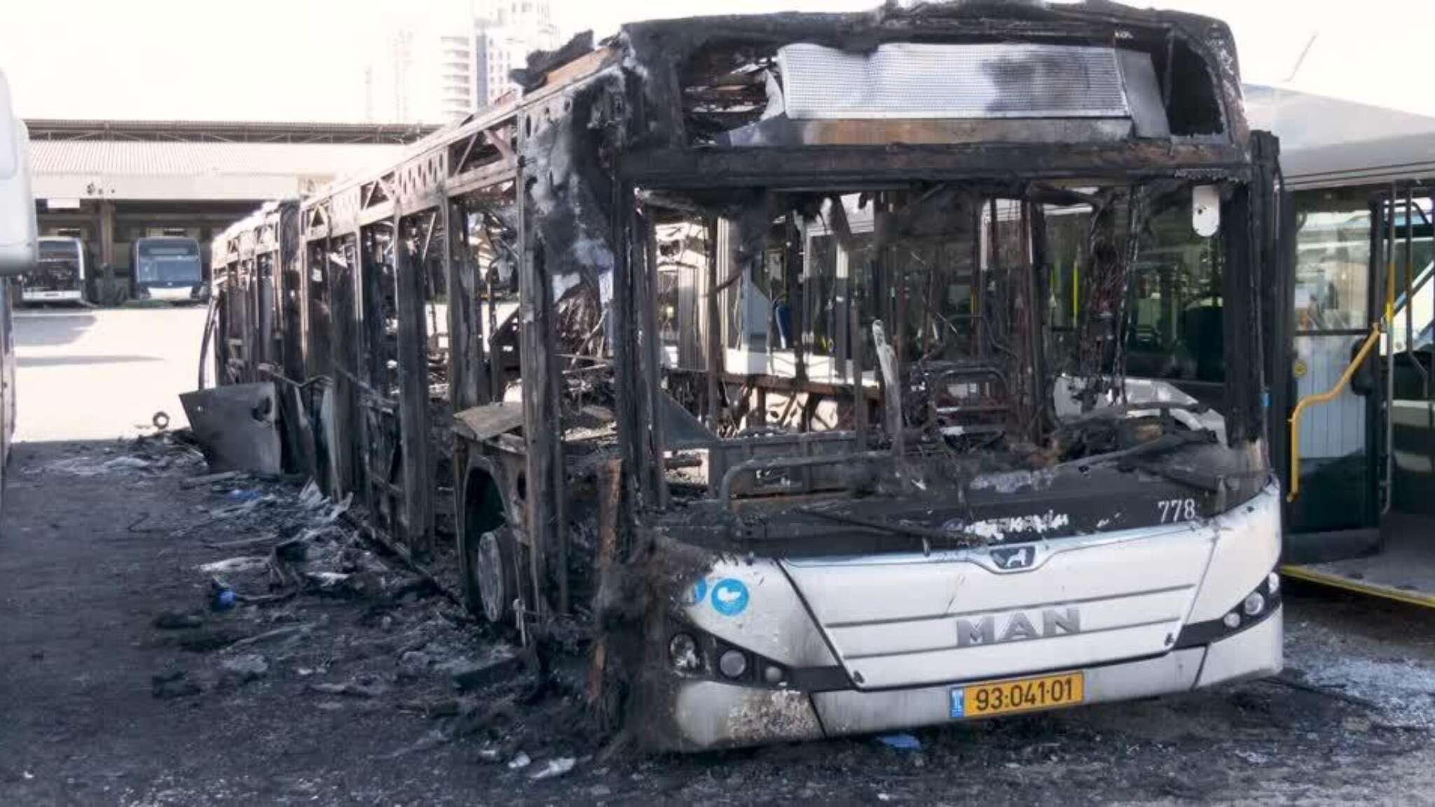 Israele, bombe sugli autobus vicino a Tel Aviv: le carcasse dei mezzi sventrati nel parcheggio