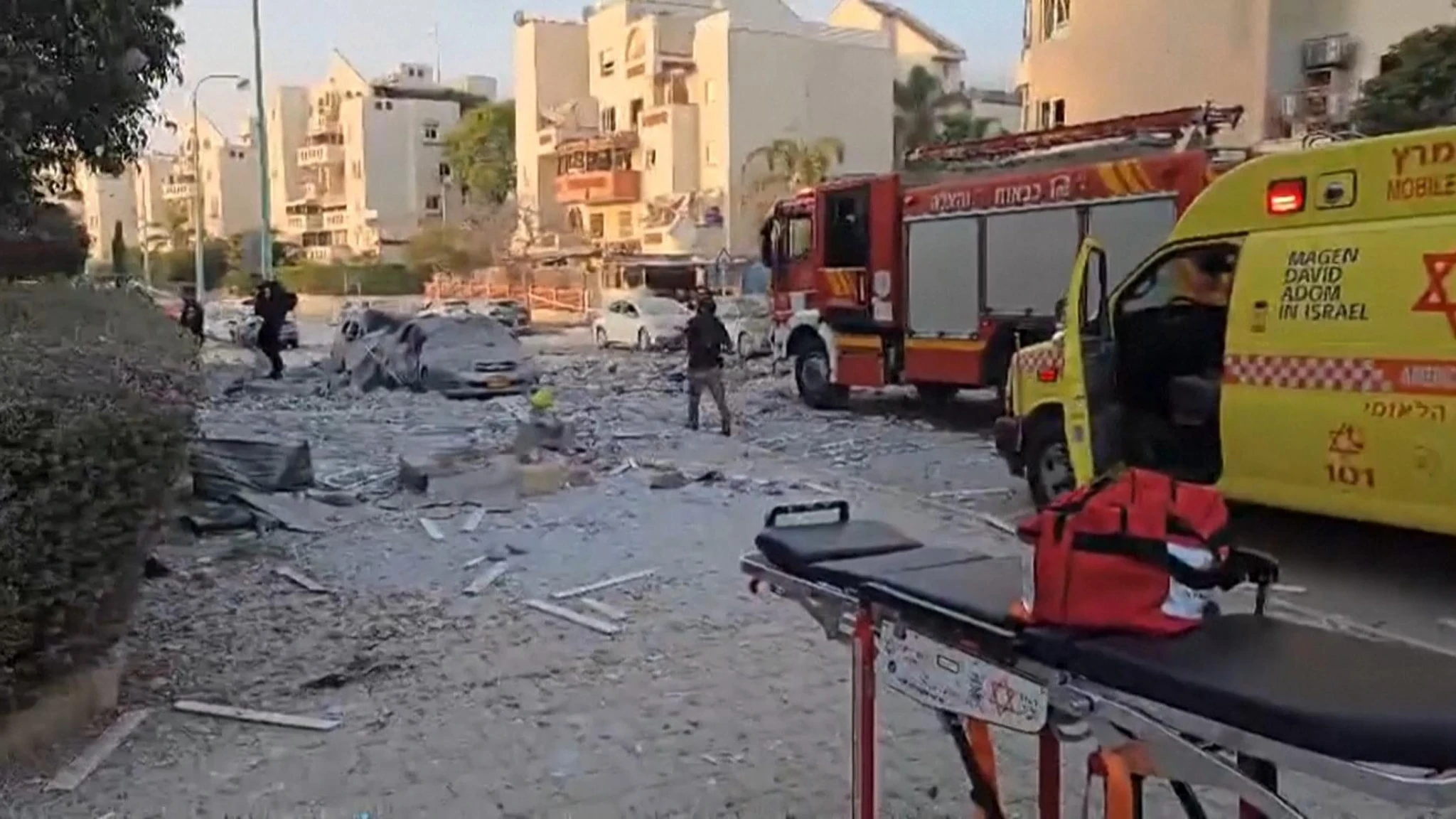 Soccorritori tra le macerie a Beer Sheva dopo l'attacco iraniano: i morti sono almeno 7