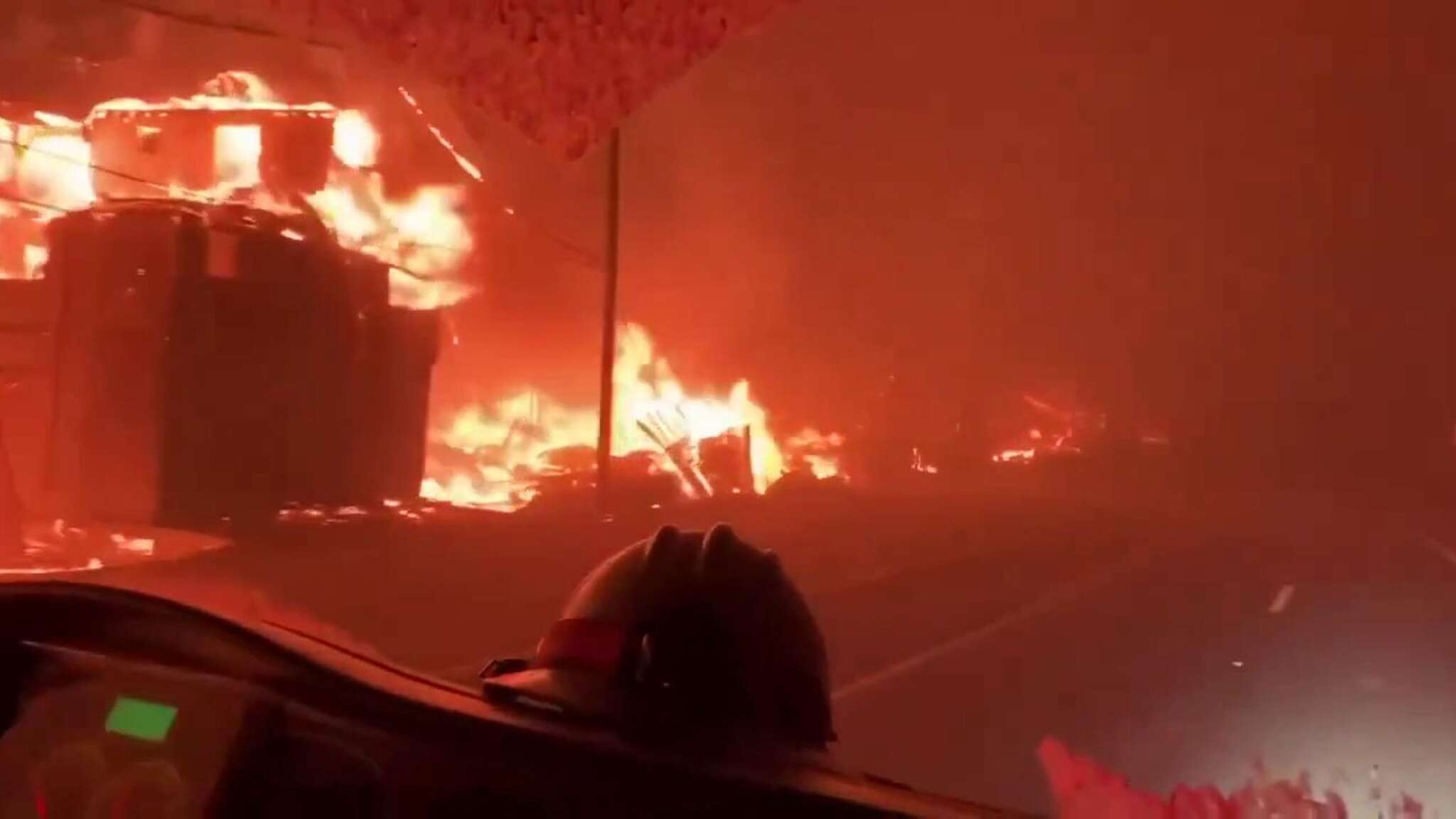 L'incredibile camera car dal camion dei Pompieri mostra una strada di Malibù