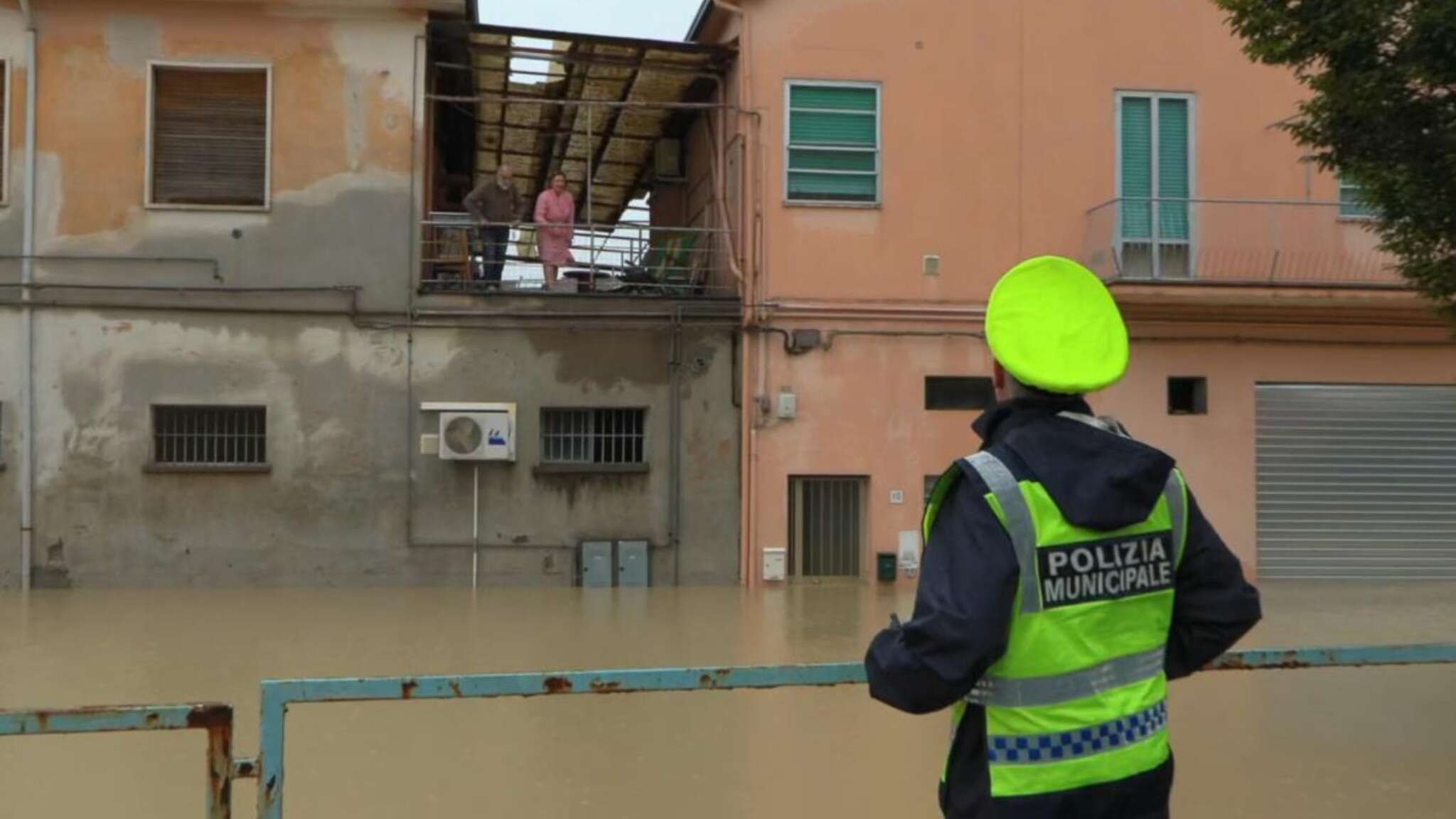 Faenza, coppia bloccata al primo piano chiede aiuto ai vigili del fuoco