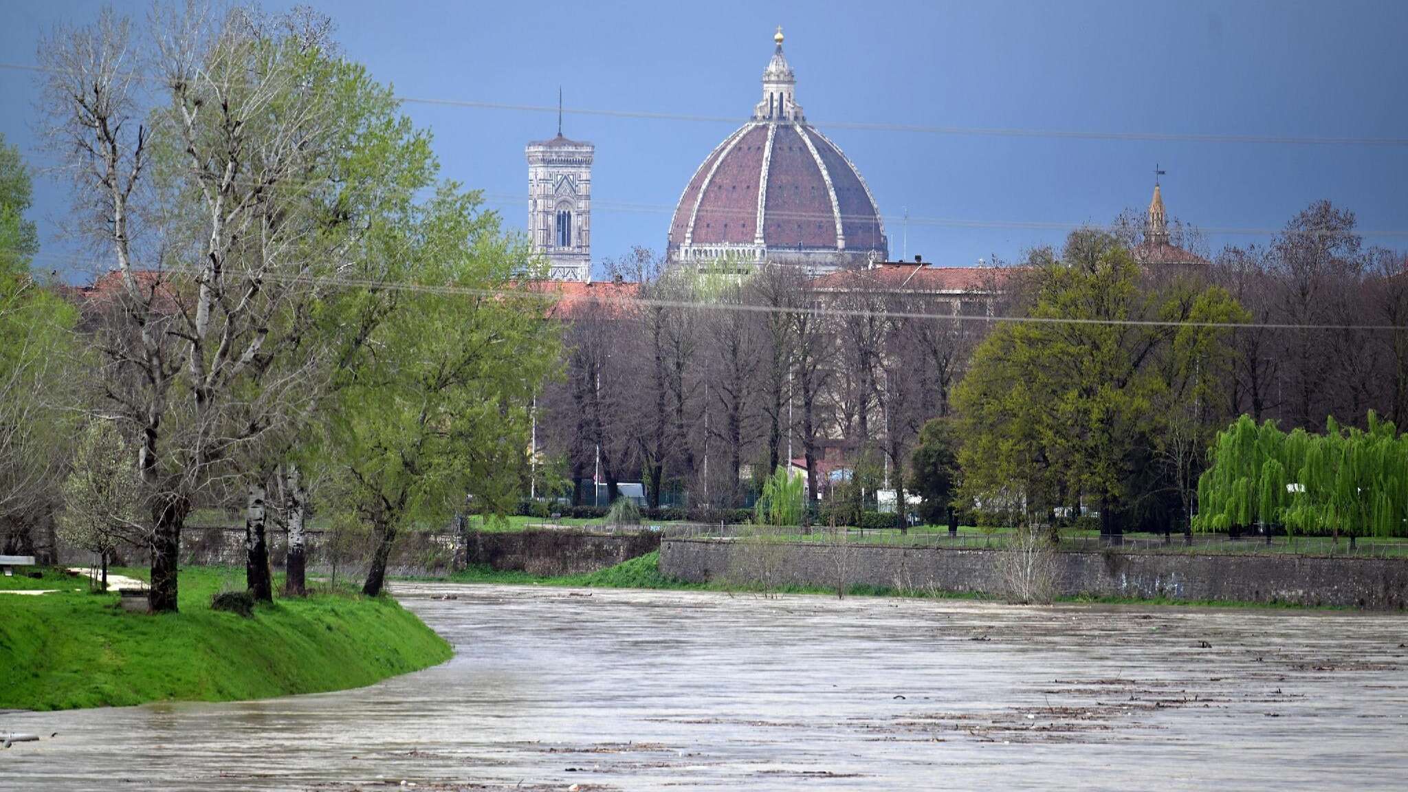 Allerta rossa, meteo e nubifragi sull'Italia ma migliora da domani: 