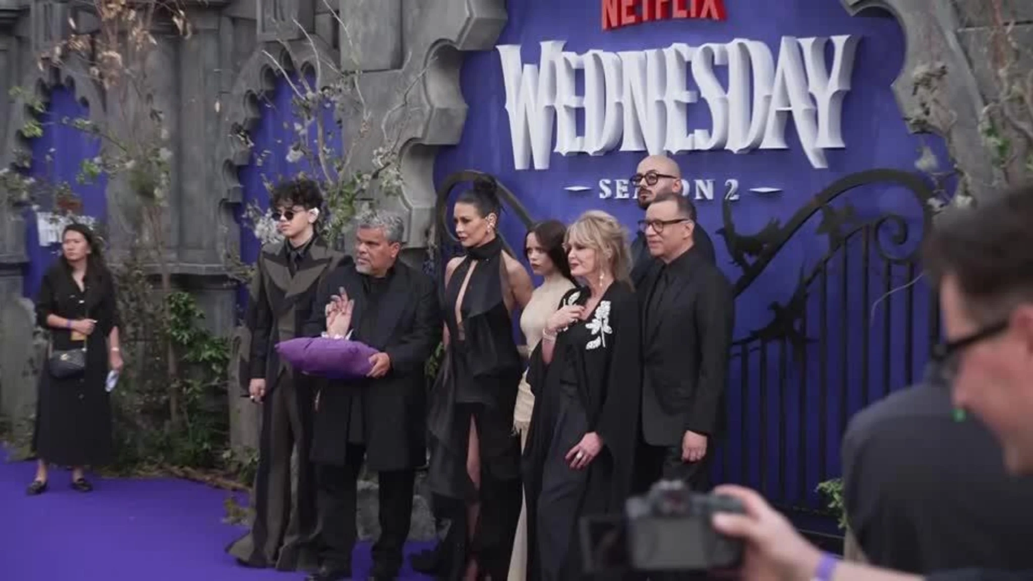 Red carpet gotico a Westminster: Tim Burton lancia la nuova stagione di Wednesday 