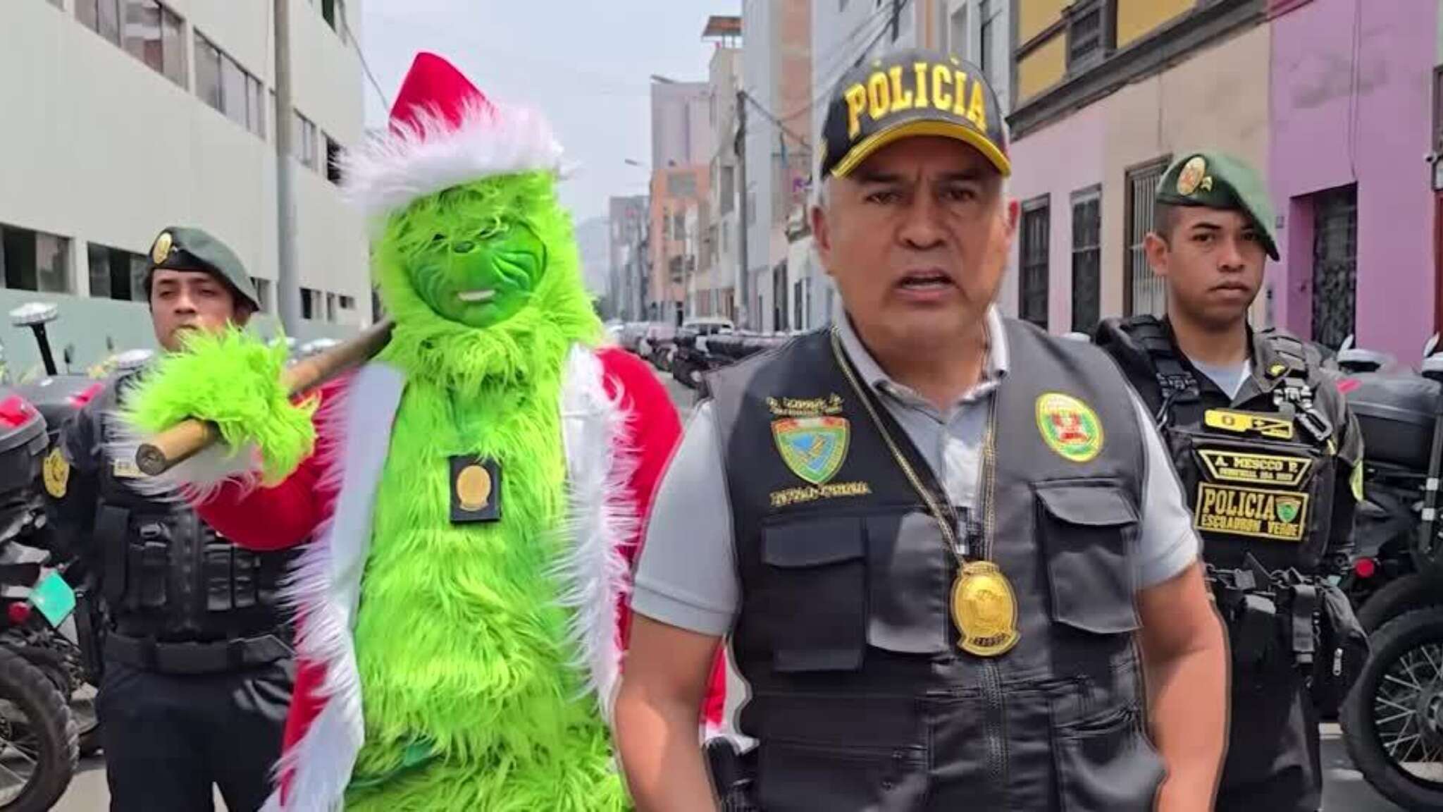 Perù, poliziotto vestito da Grinch sfonda la porta a martellate e guida l'operazione antidroga