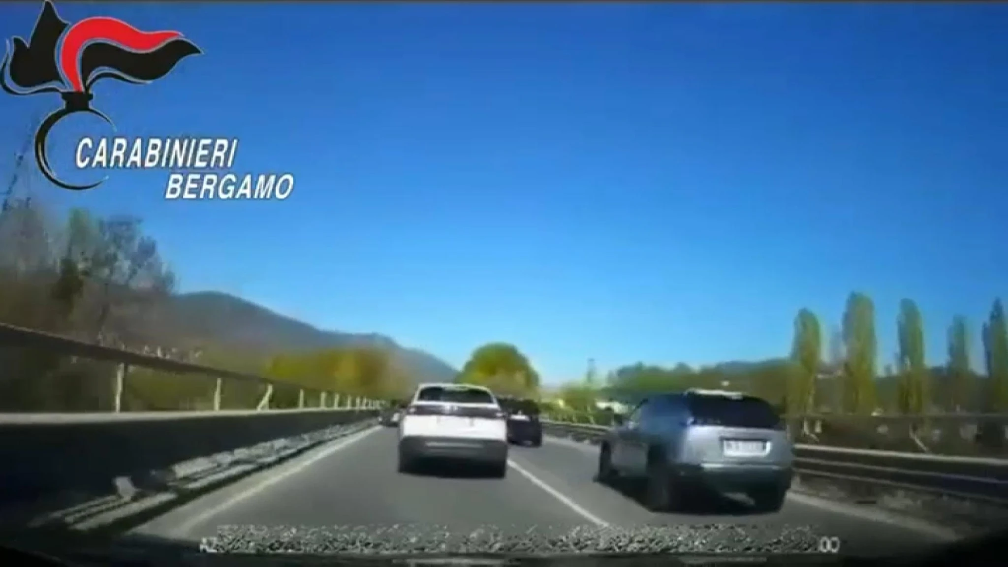 Bergamo, a tutta velocità e senza patente: la folle corsa dell'auto in fuga dai Carabinieri