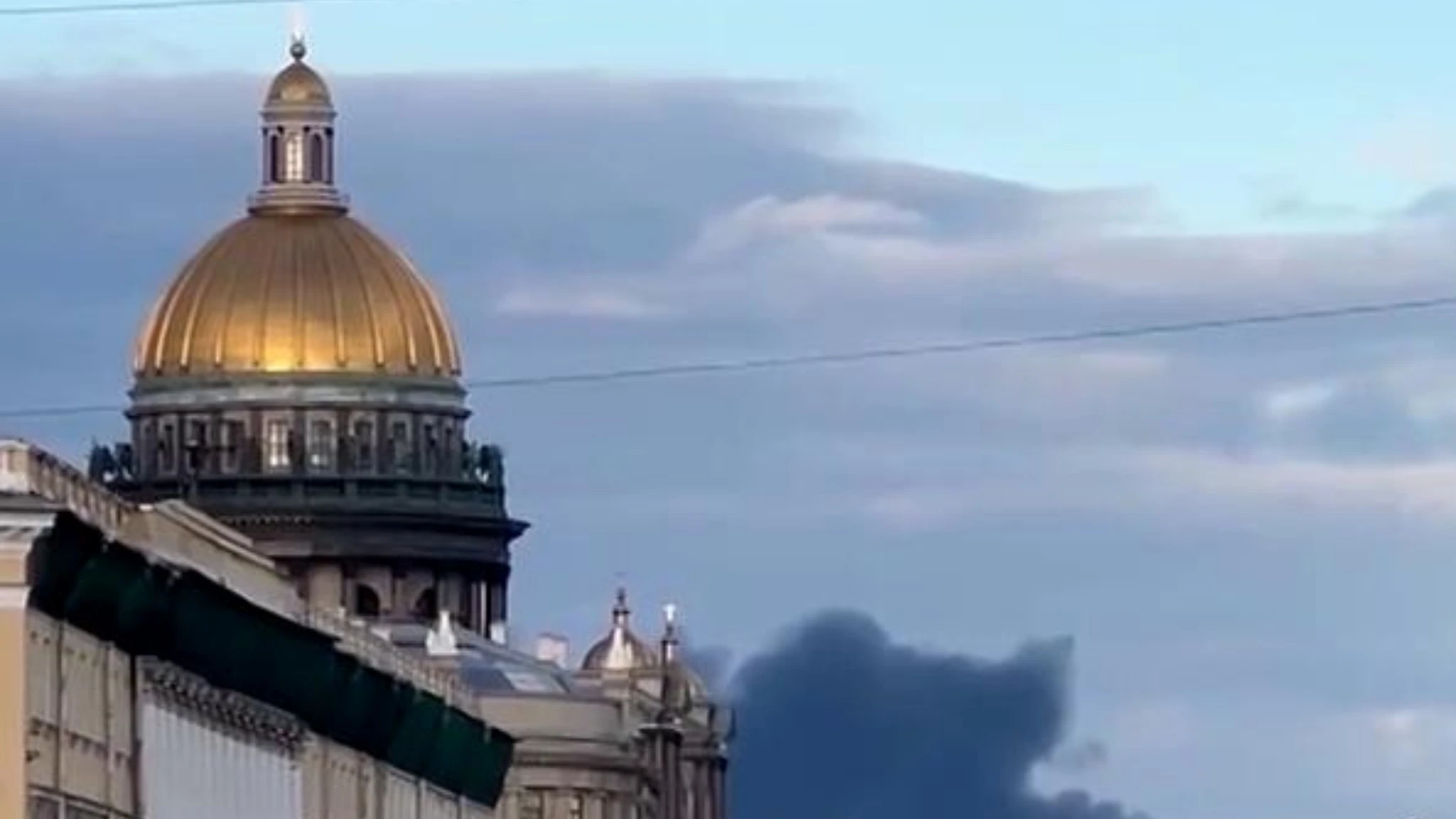 Droni attaccano infrastrutture di San Pietroburgo, il fumo dietro la cattedrale