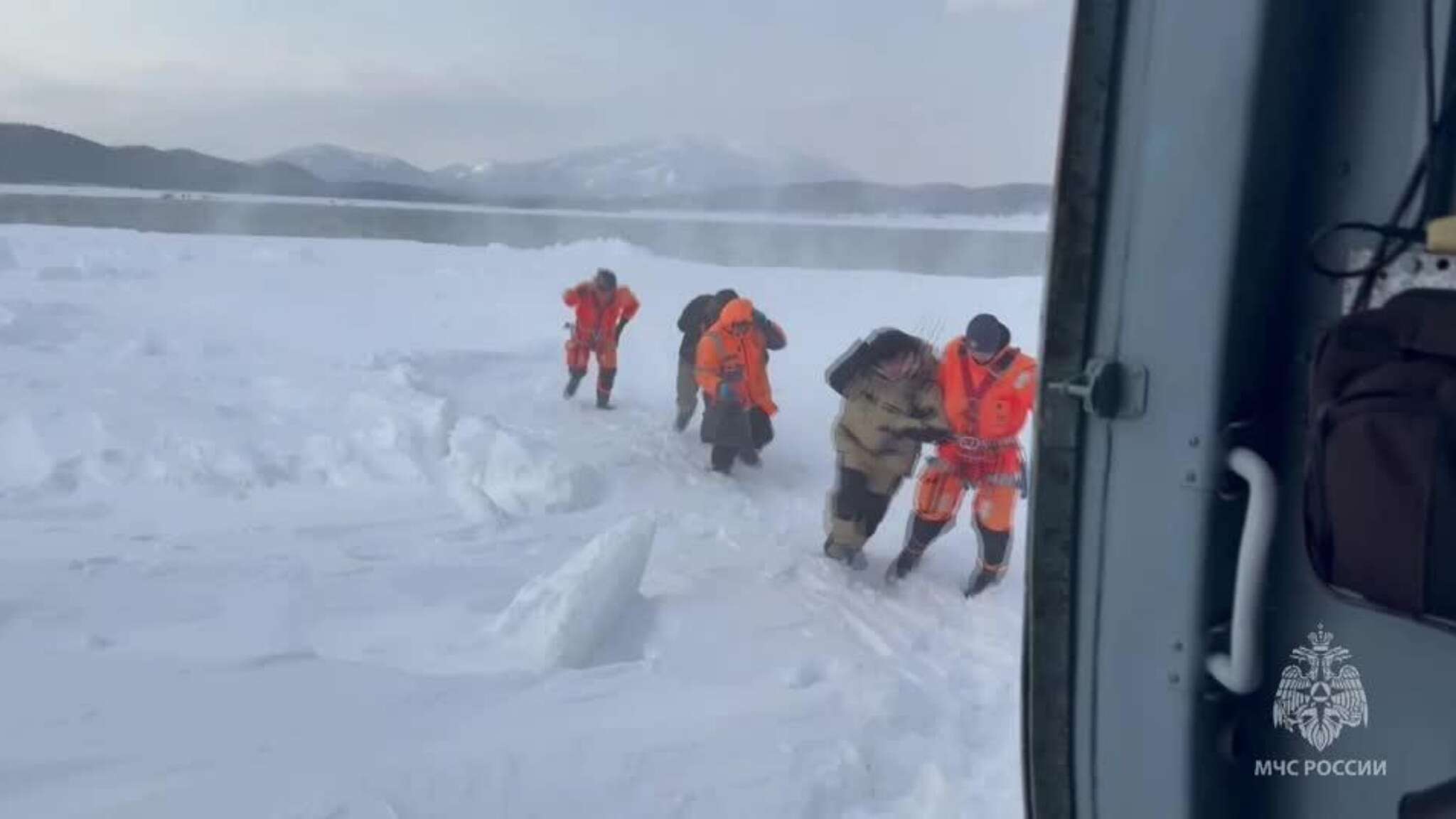 Russia, una crepa nel ghiaccio blocca i pescatori sulla banchisa alla deriva nel Pacifico