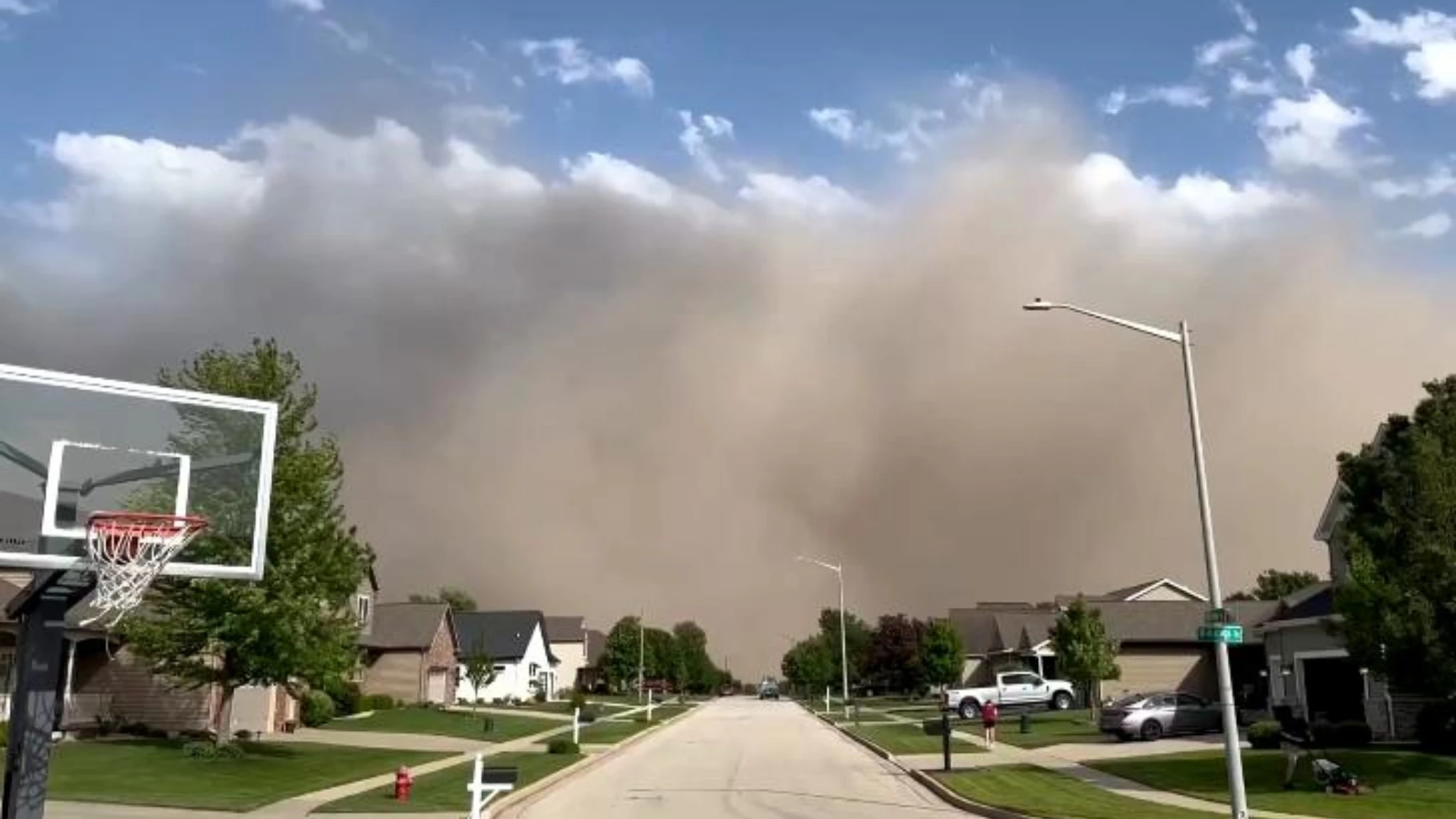 Tempesta di polvere avvolge un quartiere residenziale nell'Illinois
