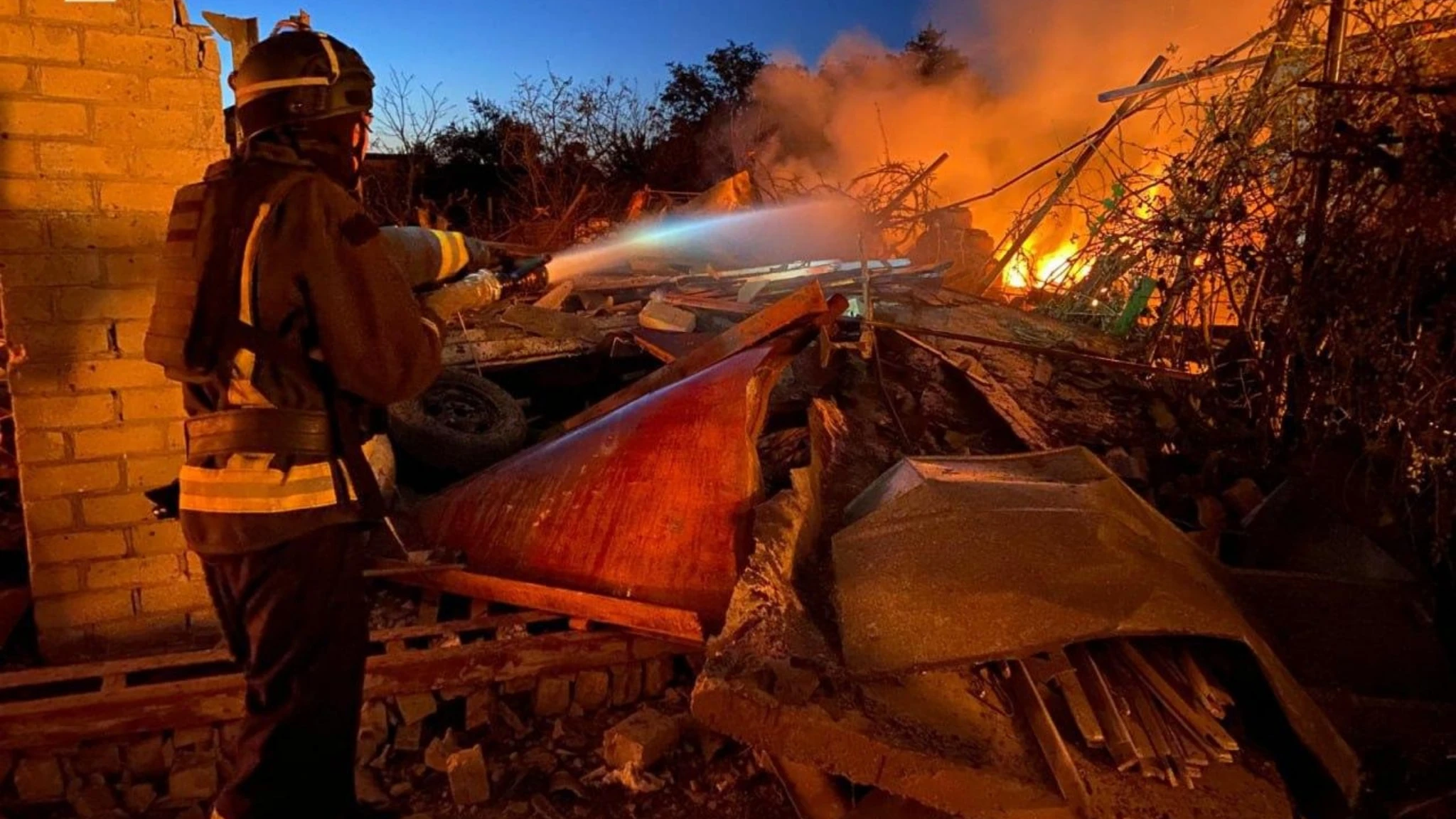 Fuoco nella notte: attacco russo su Zaporizhzhia, un morto e diversi feriti