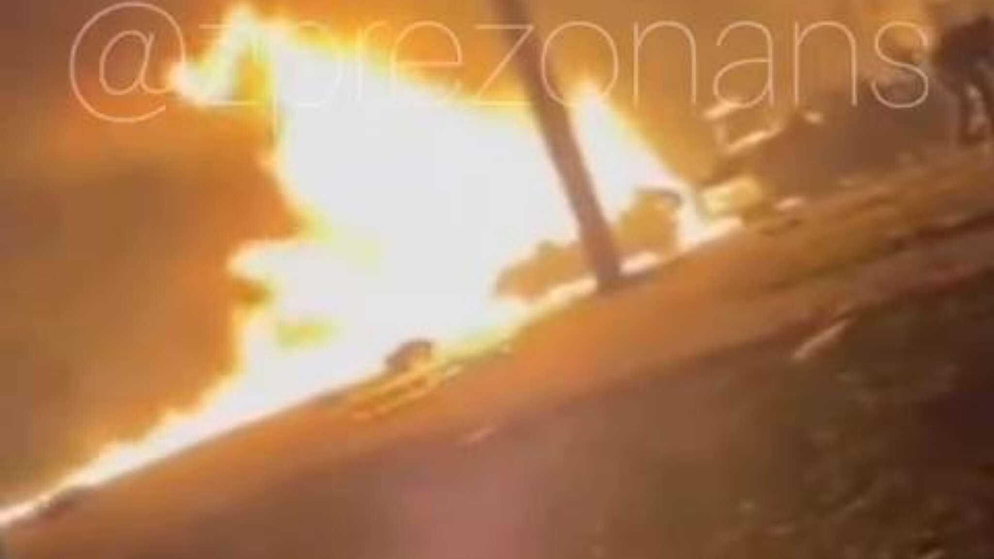 Le voci spaventate, il respiro in auto: bombardata Zaporizhzhia, il video dell'incendio