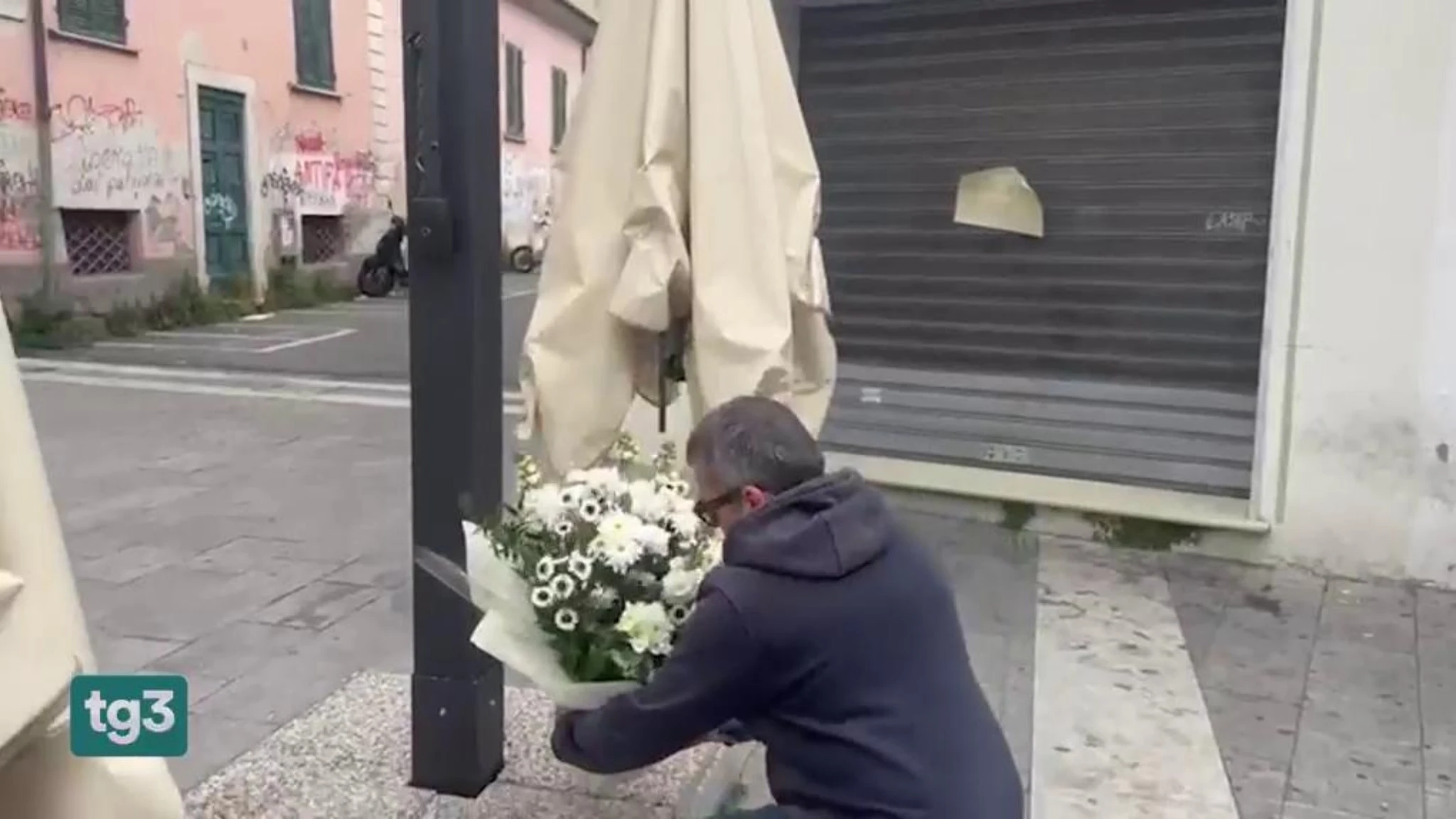 Massa, papà preso a botte da un gruppo di ragazzi muore davanti al figlio undicenne
