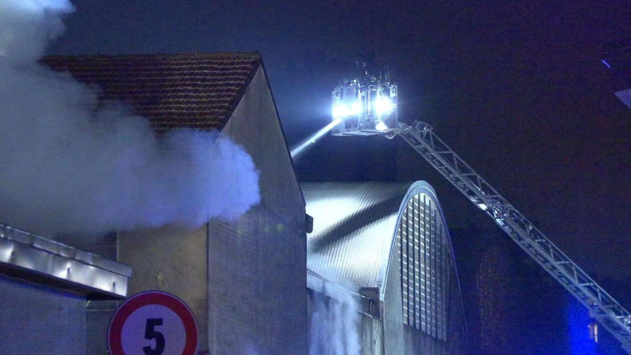 Incendio a Milano, fiamme e fumo da un'officina. Dieci persone evacuate