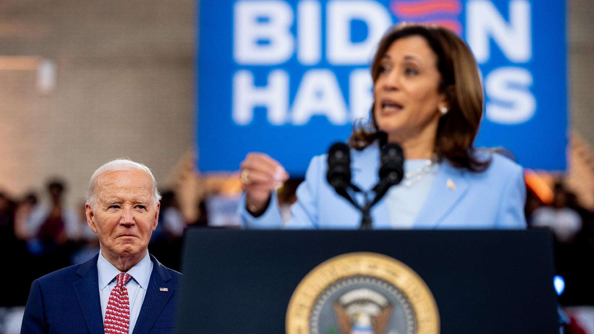 Joe Biden si arrende e sostiene Kamala Harris, lei: 