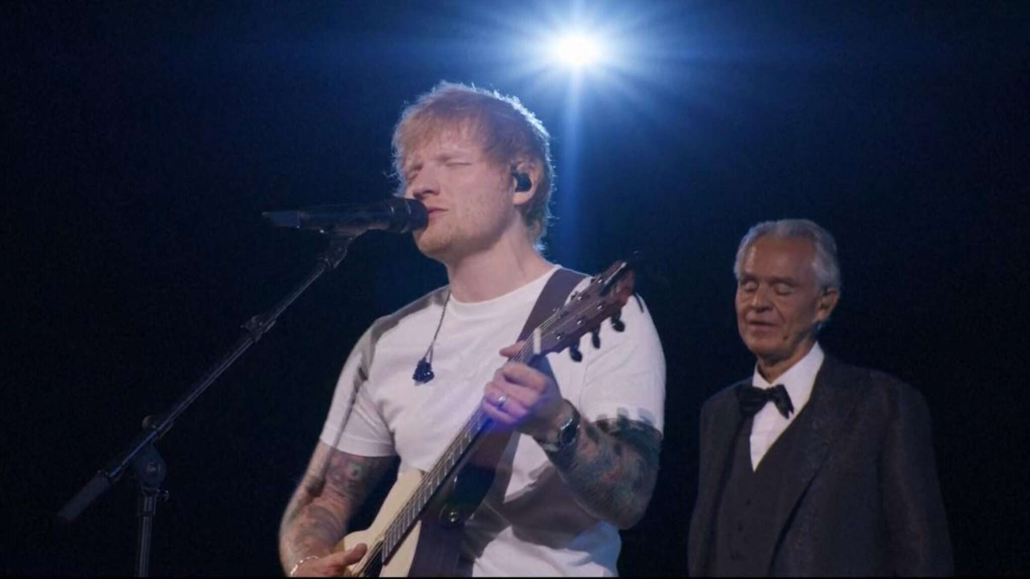 Ed Sheeran sul palco con Andrea Bocelli canta Perfect Symphony